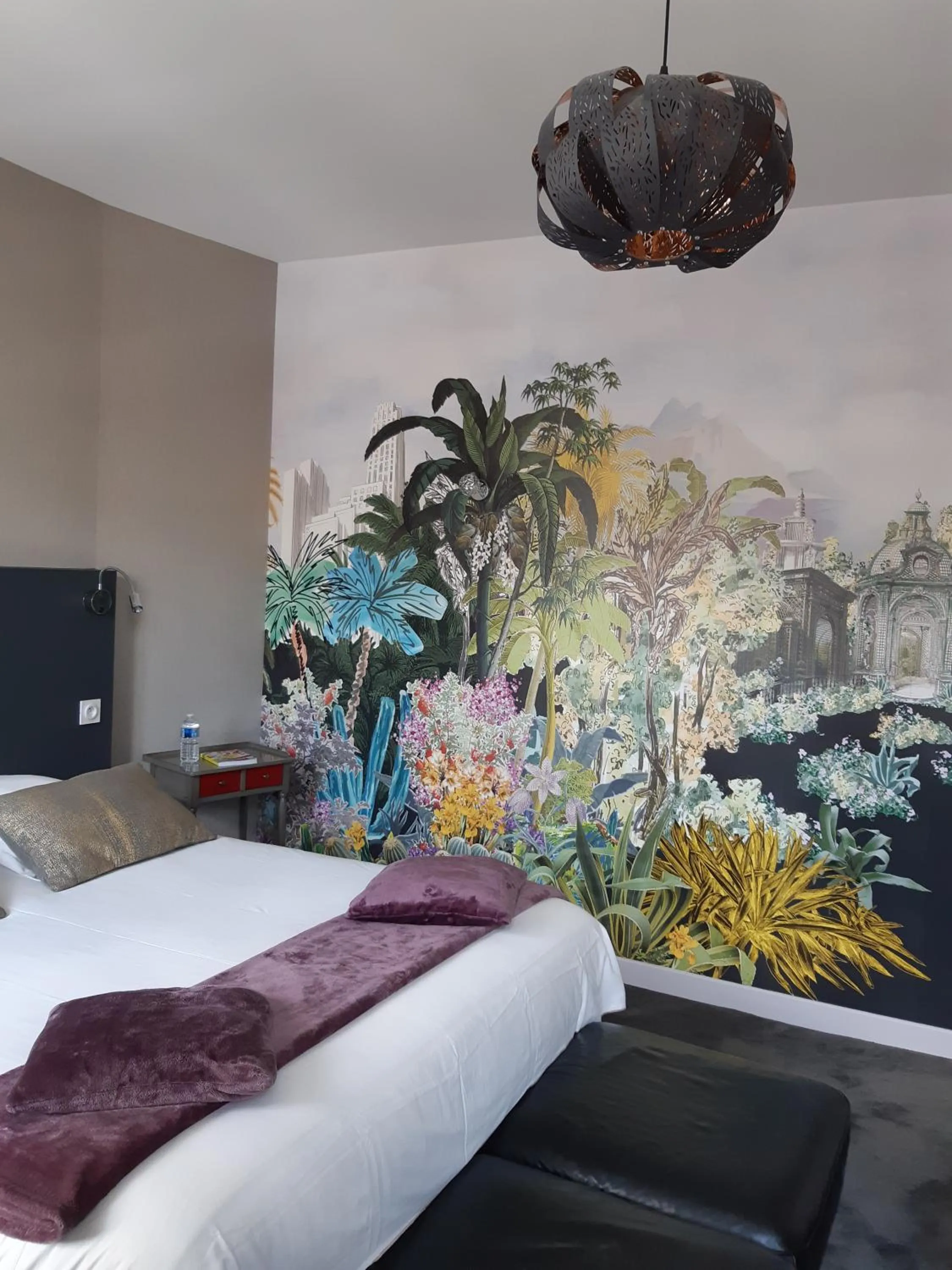 Bed in Logis Hôtel-restaurant Le Grand Cerf