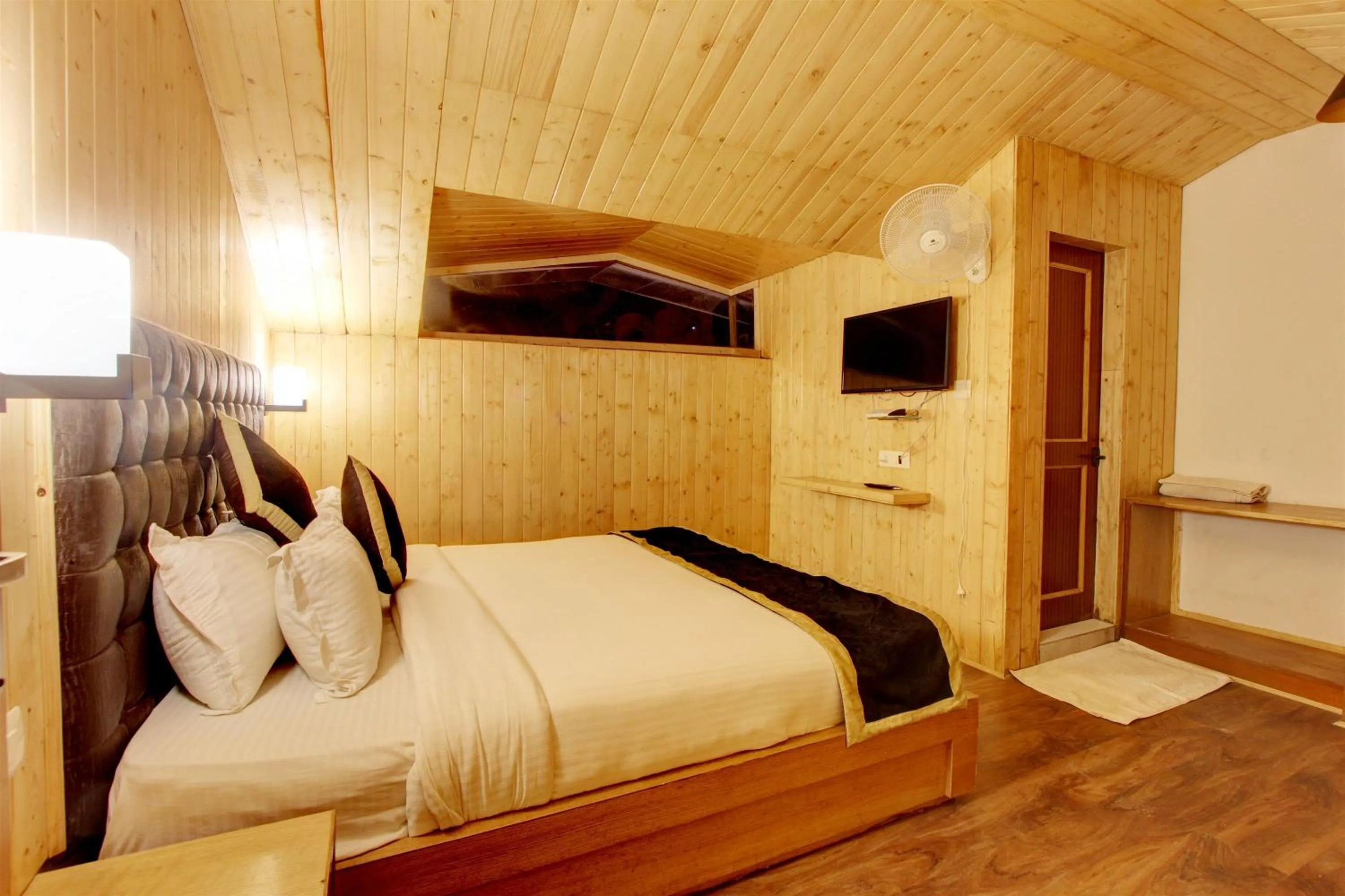 Bedroom, Bed in Hill County Resort & Spa