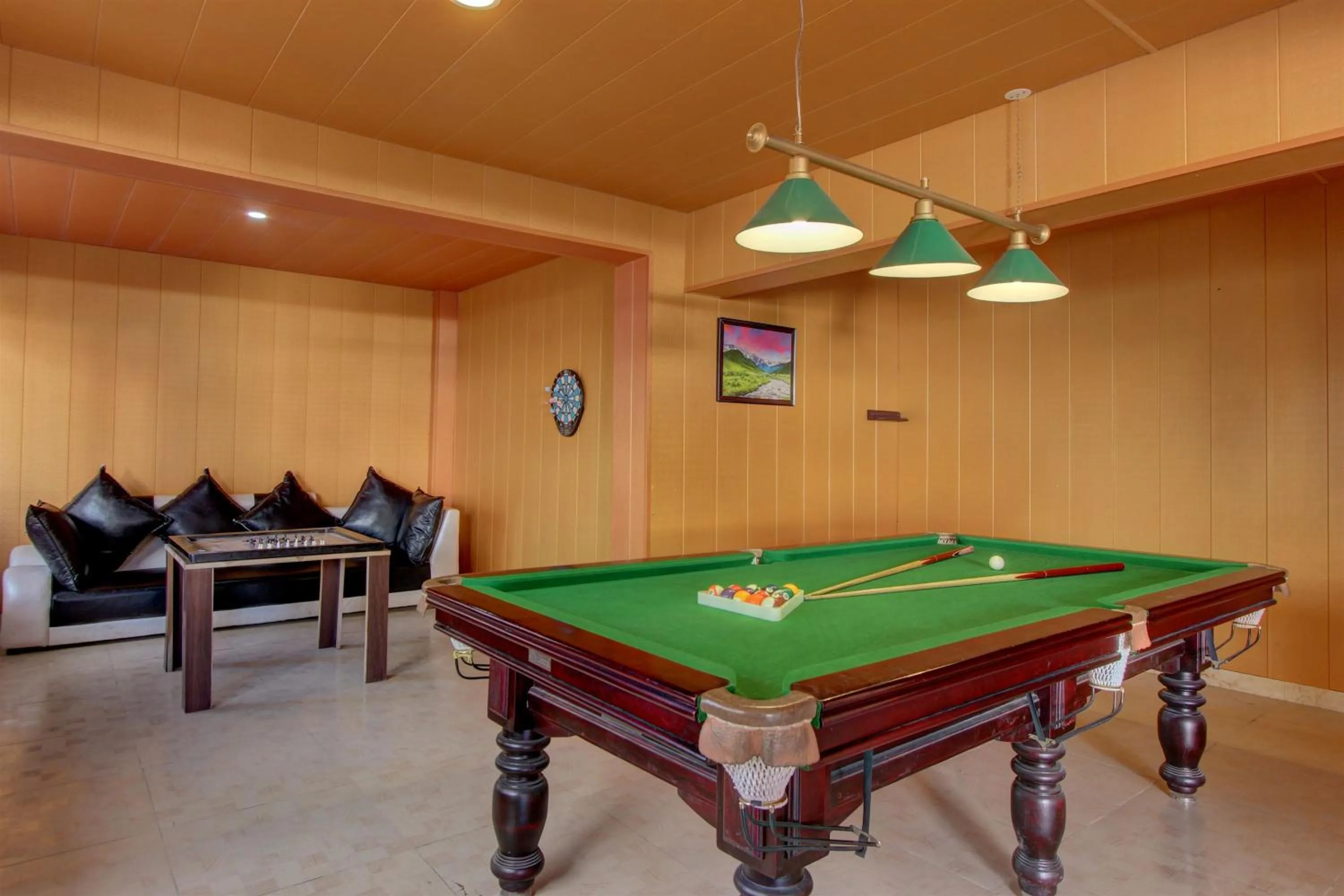 Evening entertainment in Hill County Resort & Spa