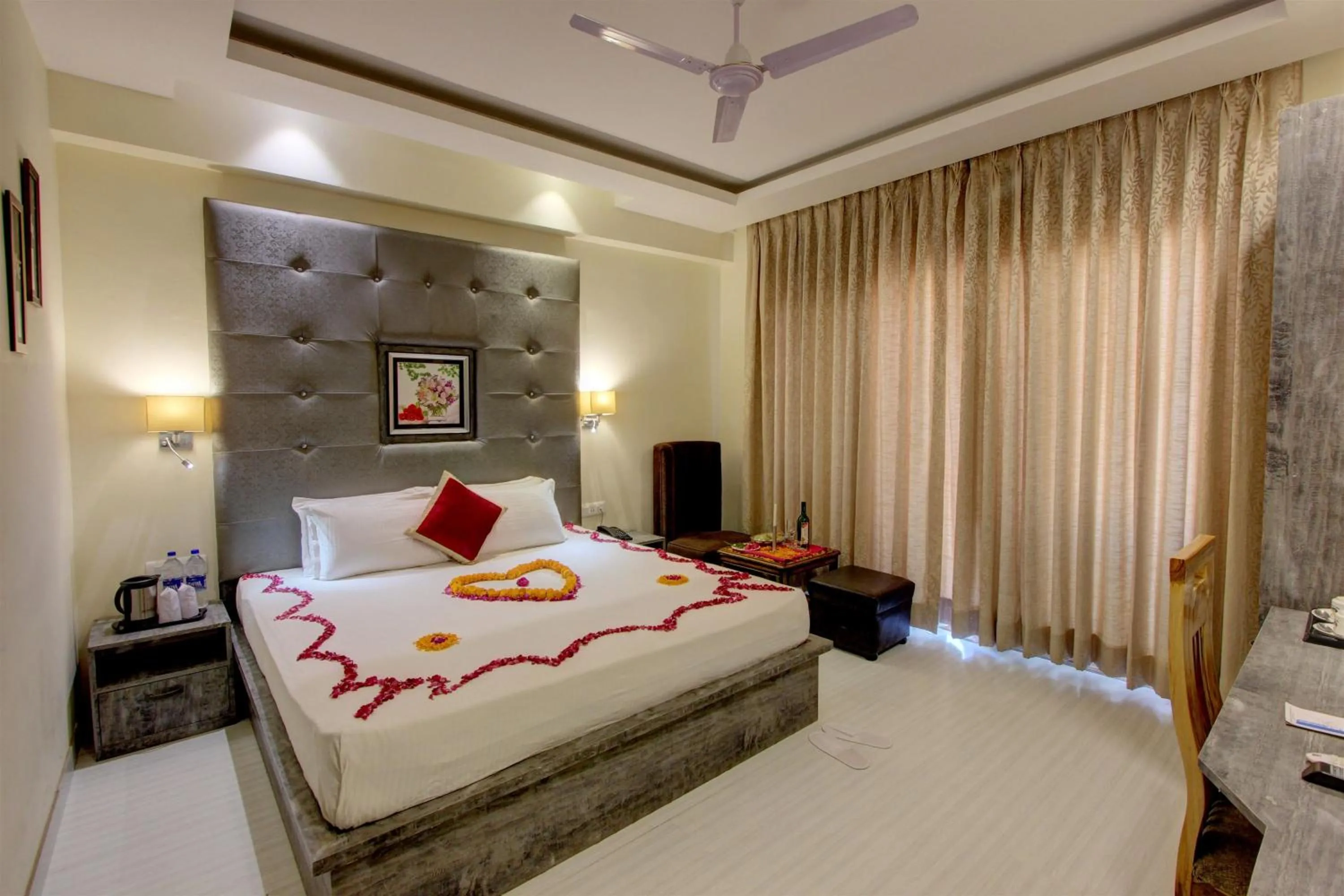 Bedroom, Bed in Hill County Resort & Spa