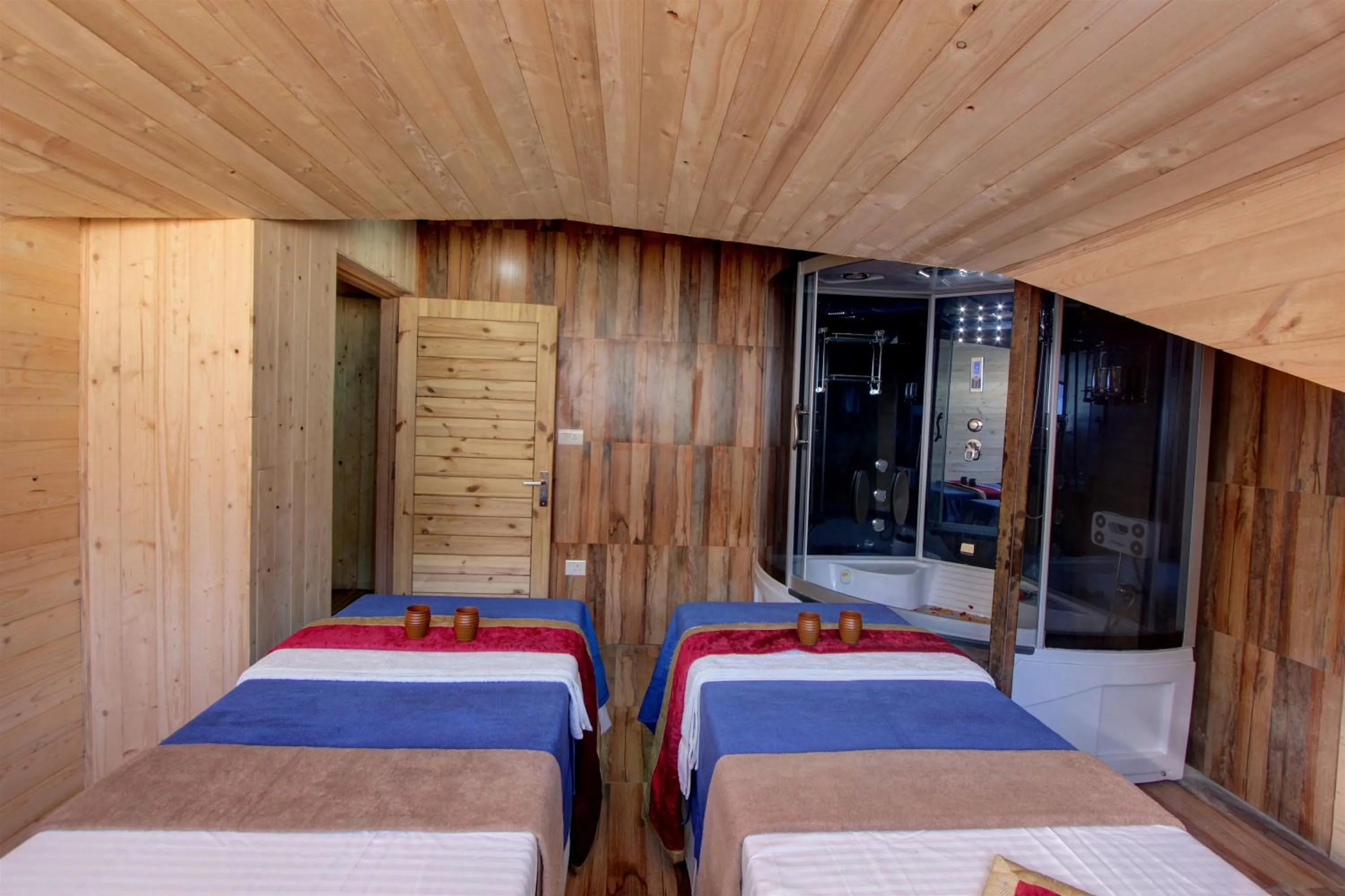 Hot Tub, Bed in Hill County Resort & Spa