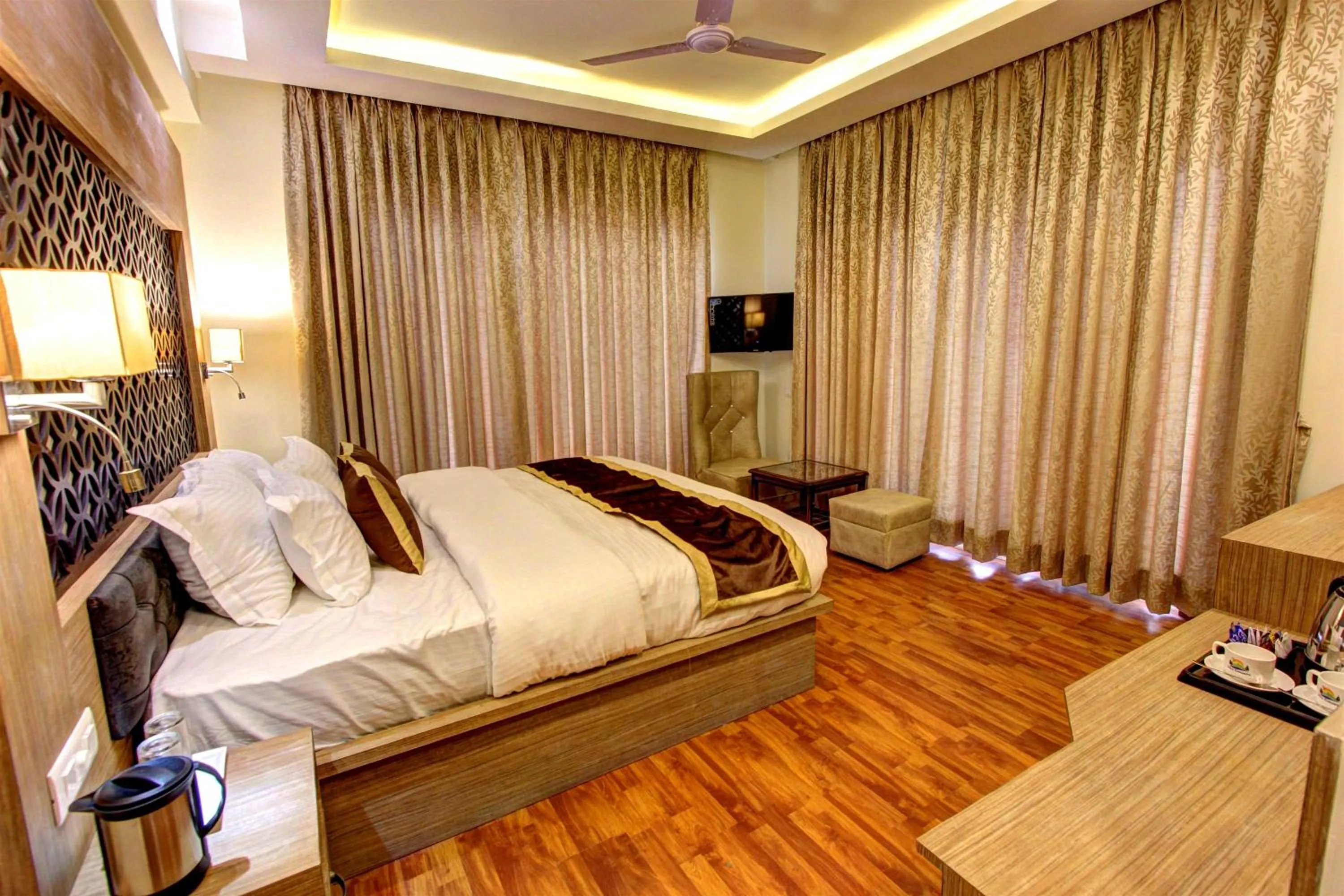 Bedroom, Bed in Hill County Resort & Spa