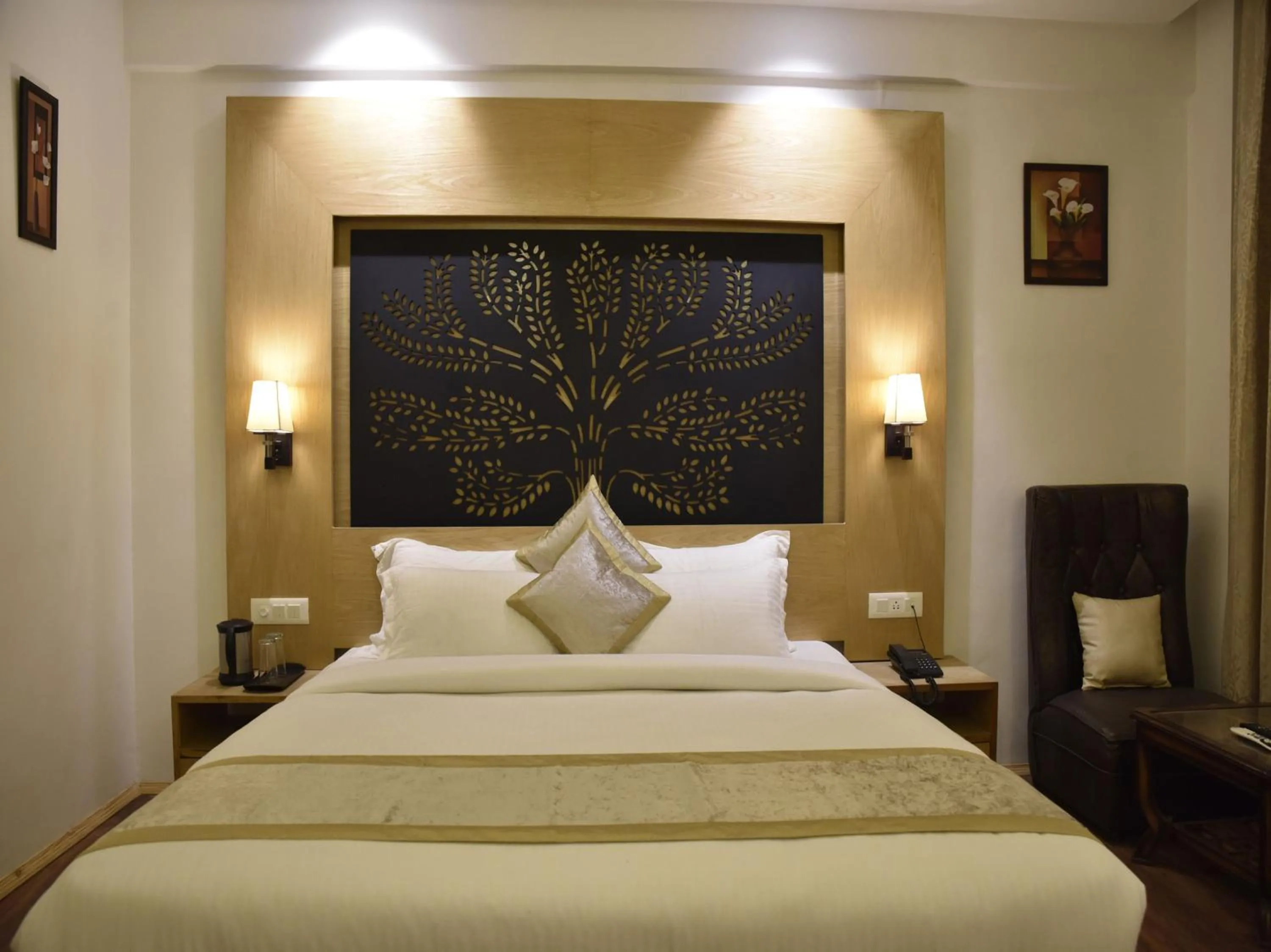 Bedroom, Bed in Hill County Resort & Spa