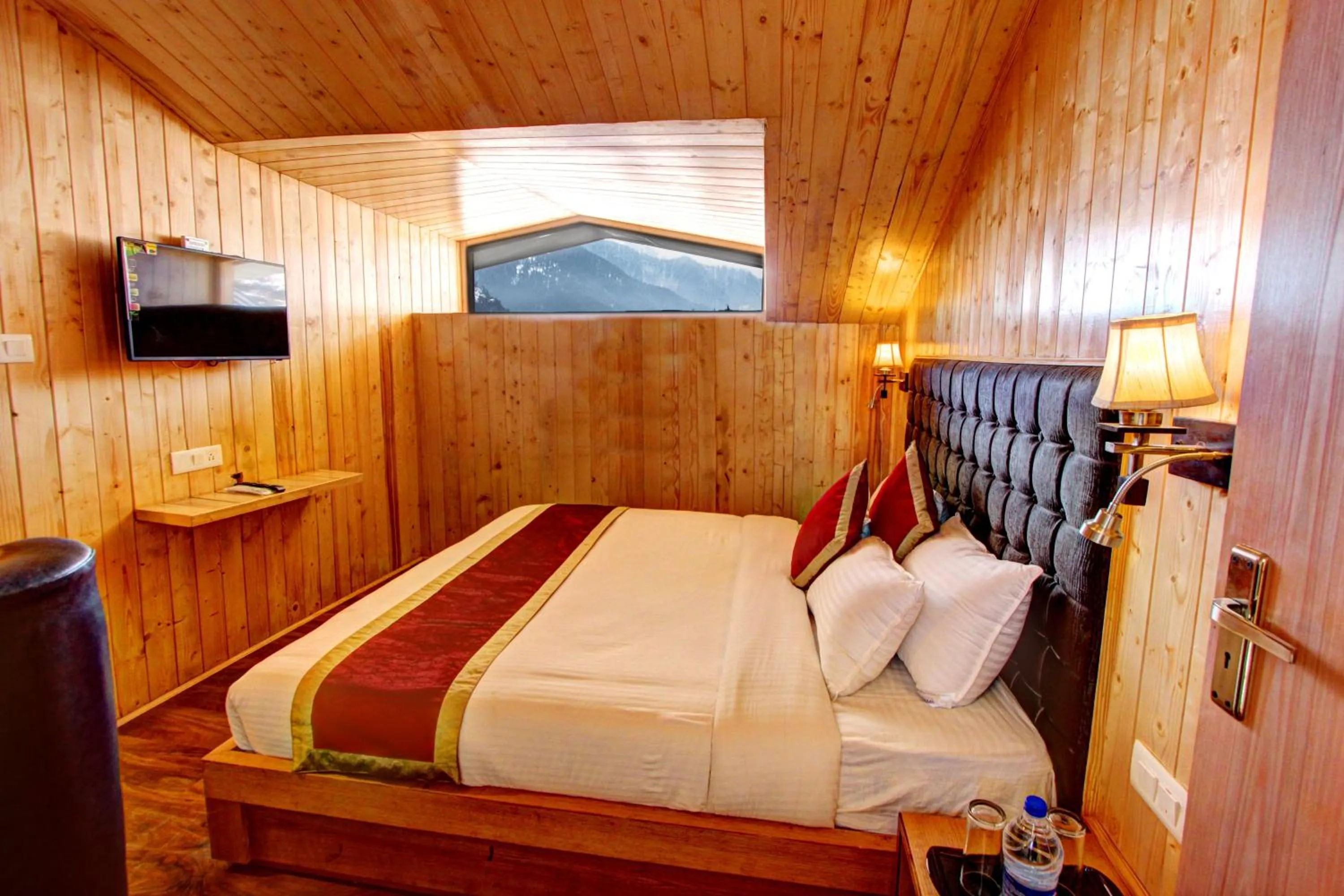 Bedroom, Bed in Hill County Resort & Spa