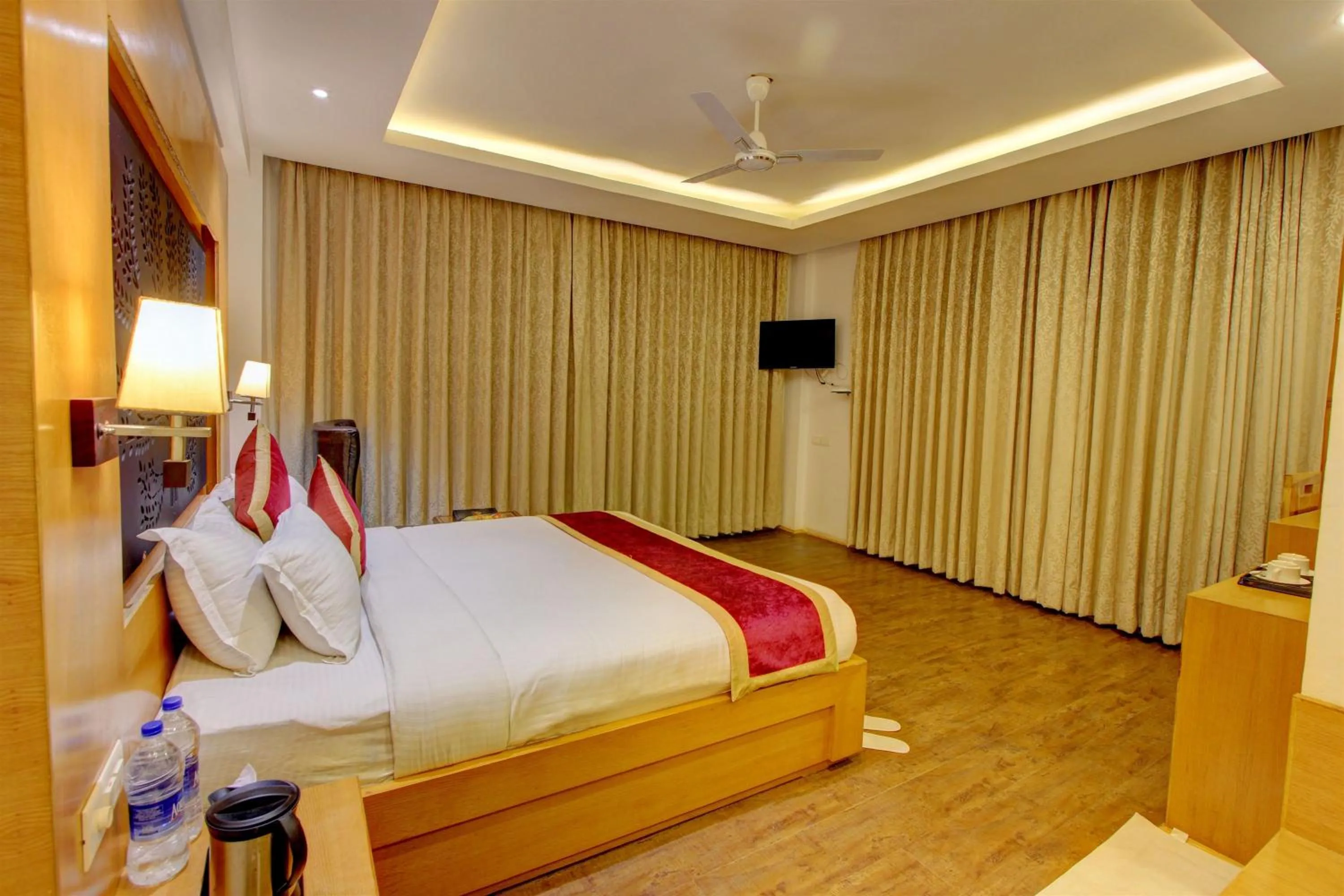 Bedroom, Bed in Hill County Resort & Spa