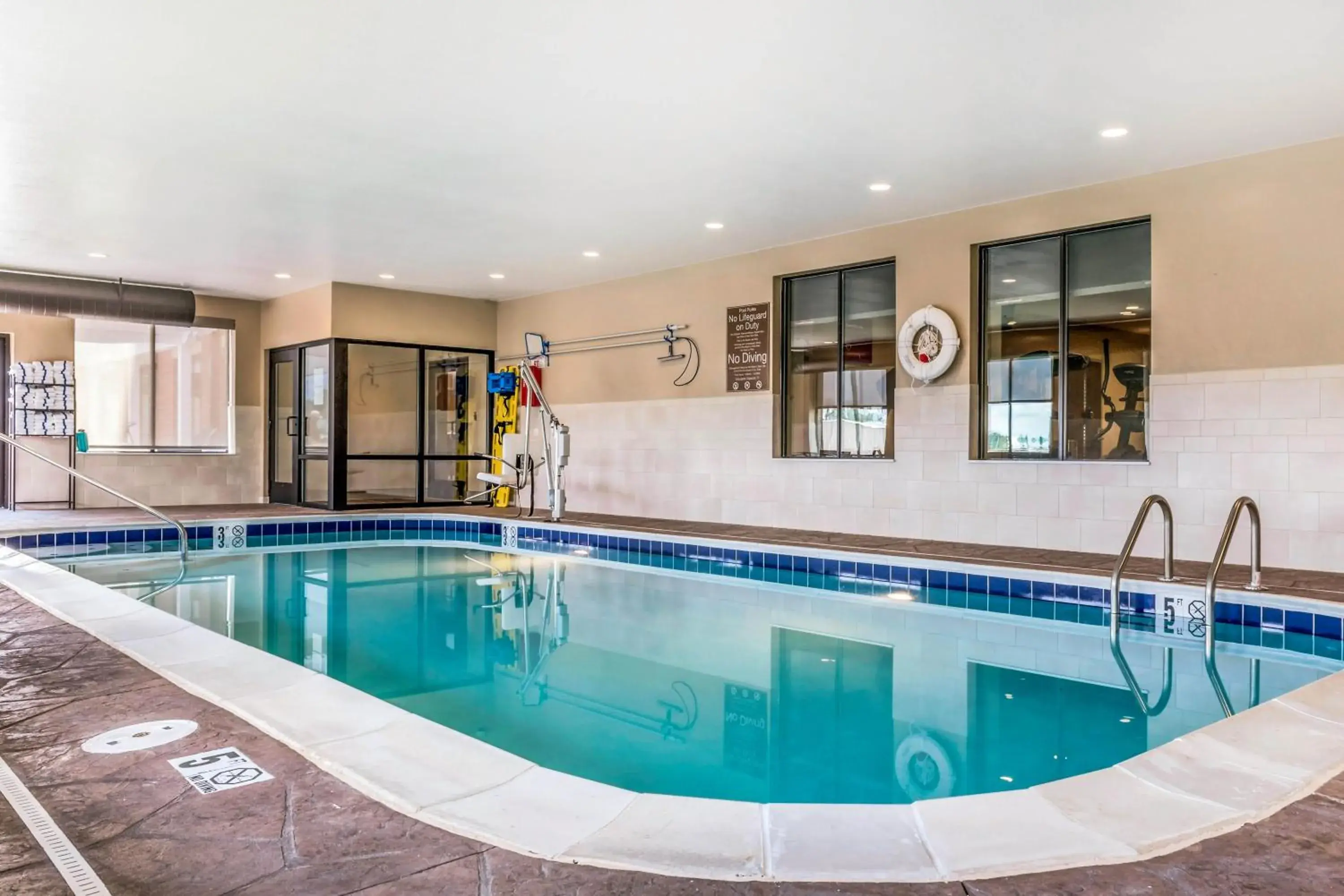 Swimming pool in Comfort Suites Florence - Cincinnati South Swimming pool in Comfort Suites Florence - Cincinnati South