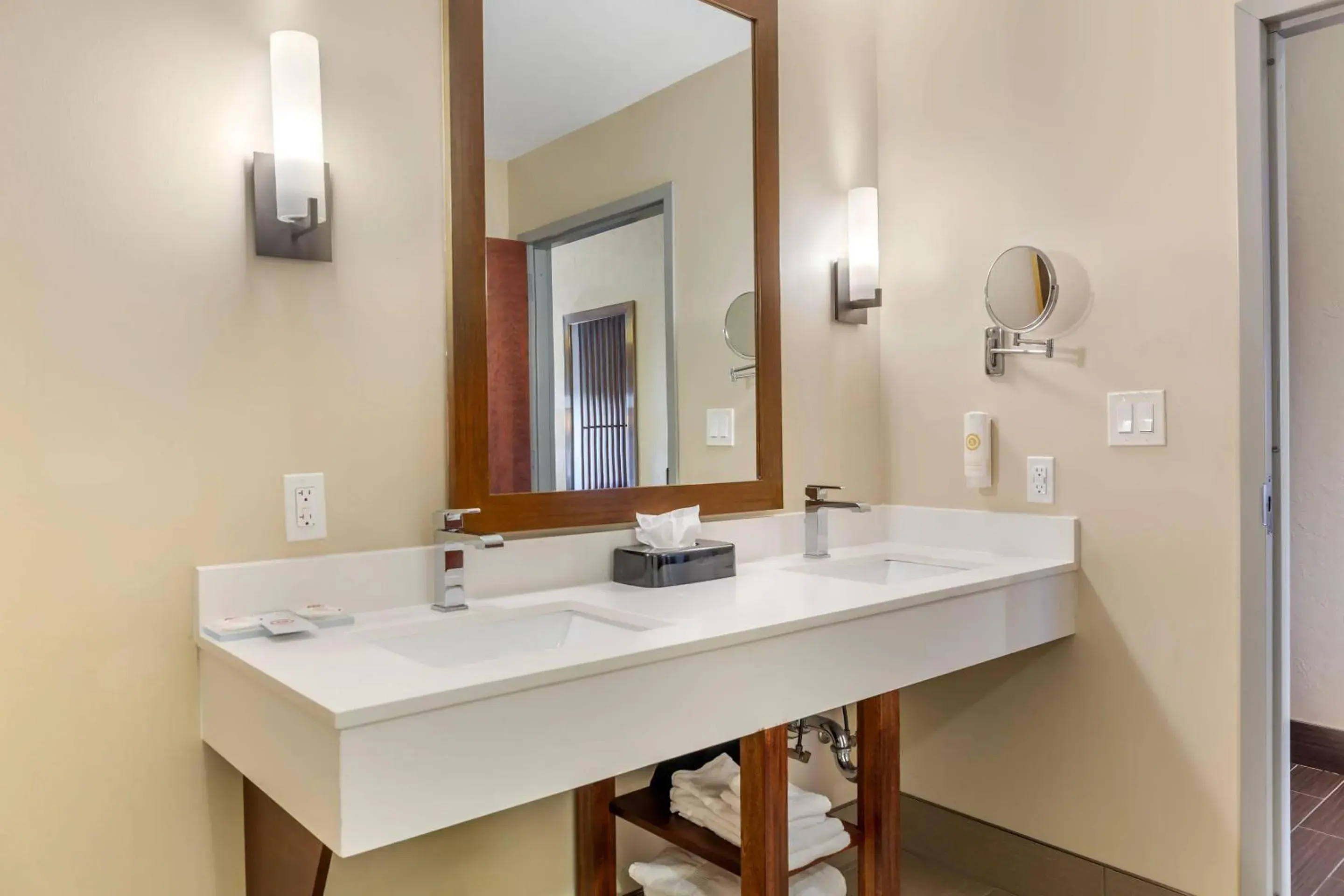 Bedroom in Comfort Suites Florence - Cincinnati South Bedroom in Comfort Suites Florence - Cincinnati South