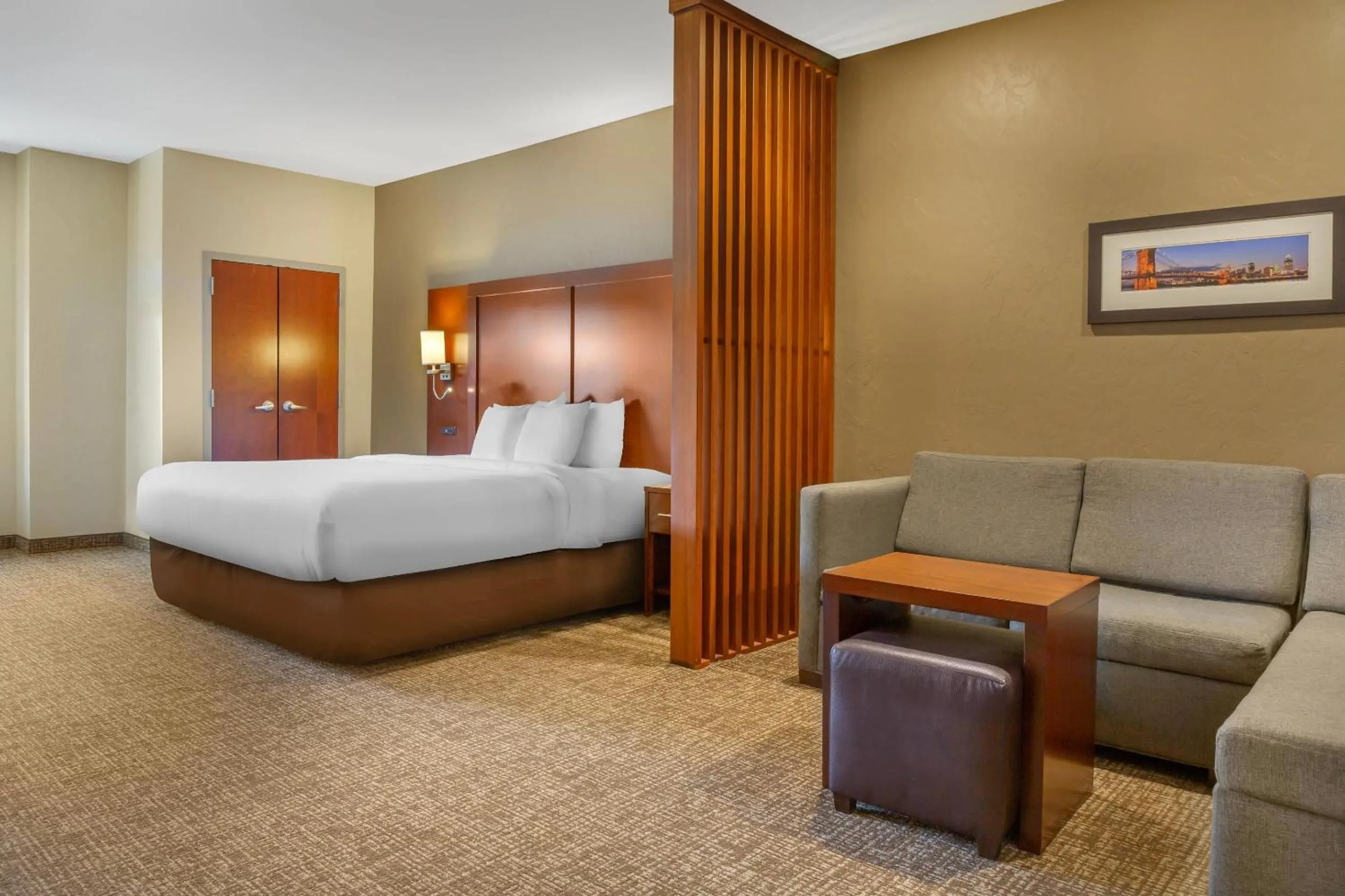 Bedroom, Bed in Comfort Suites Florence - Cincinnati South