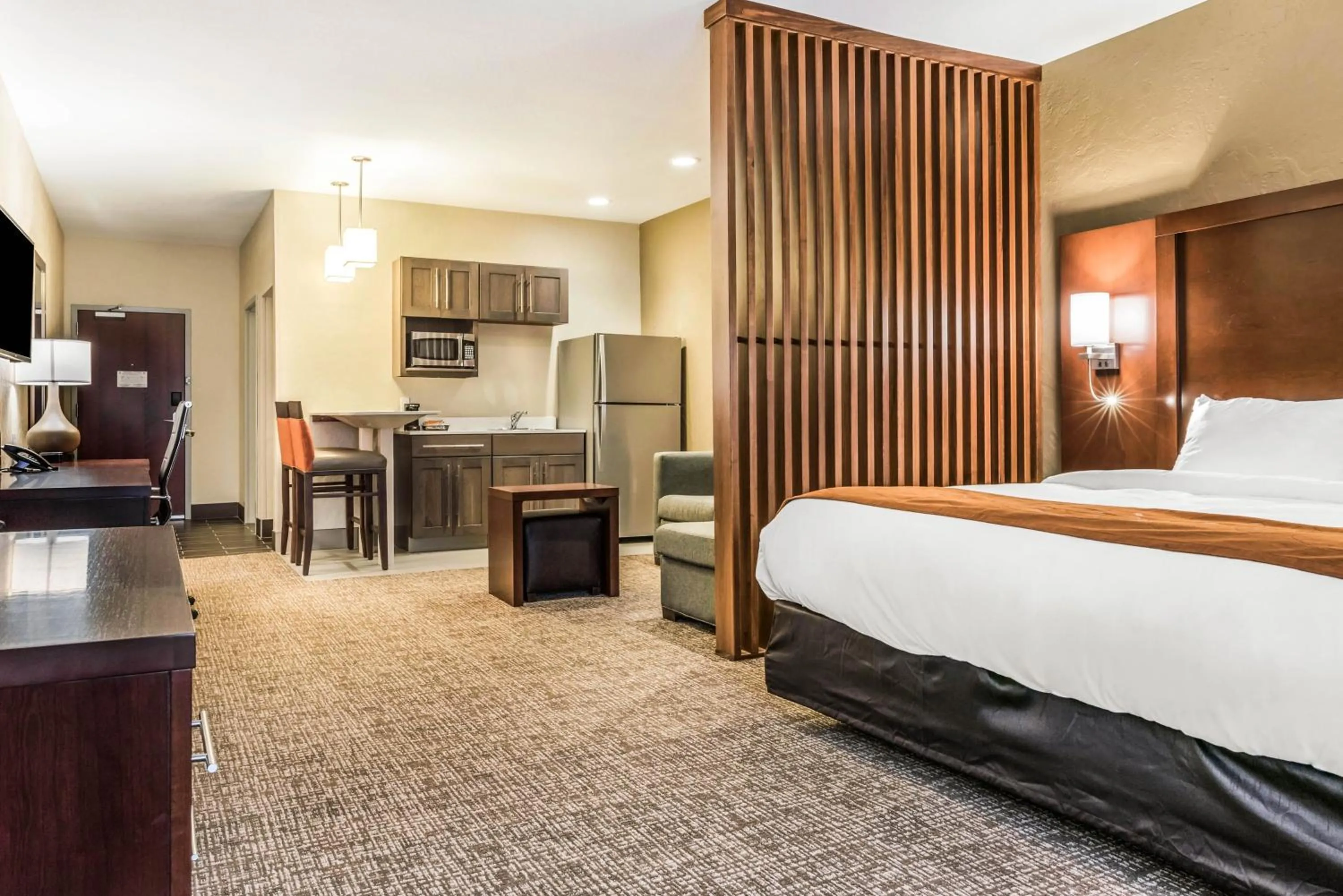 Photo of the whole room, Bed in Comfort Suites Florence - Cincinnati South