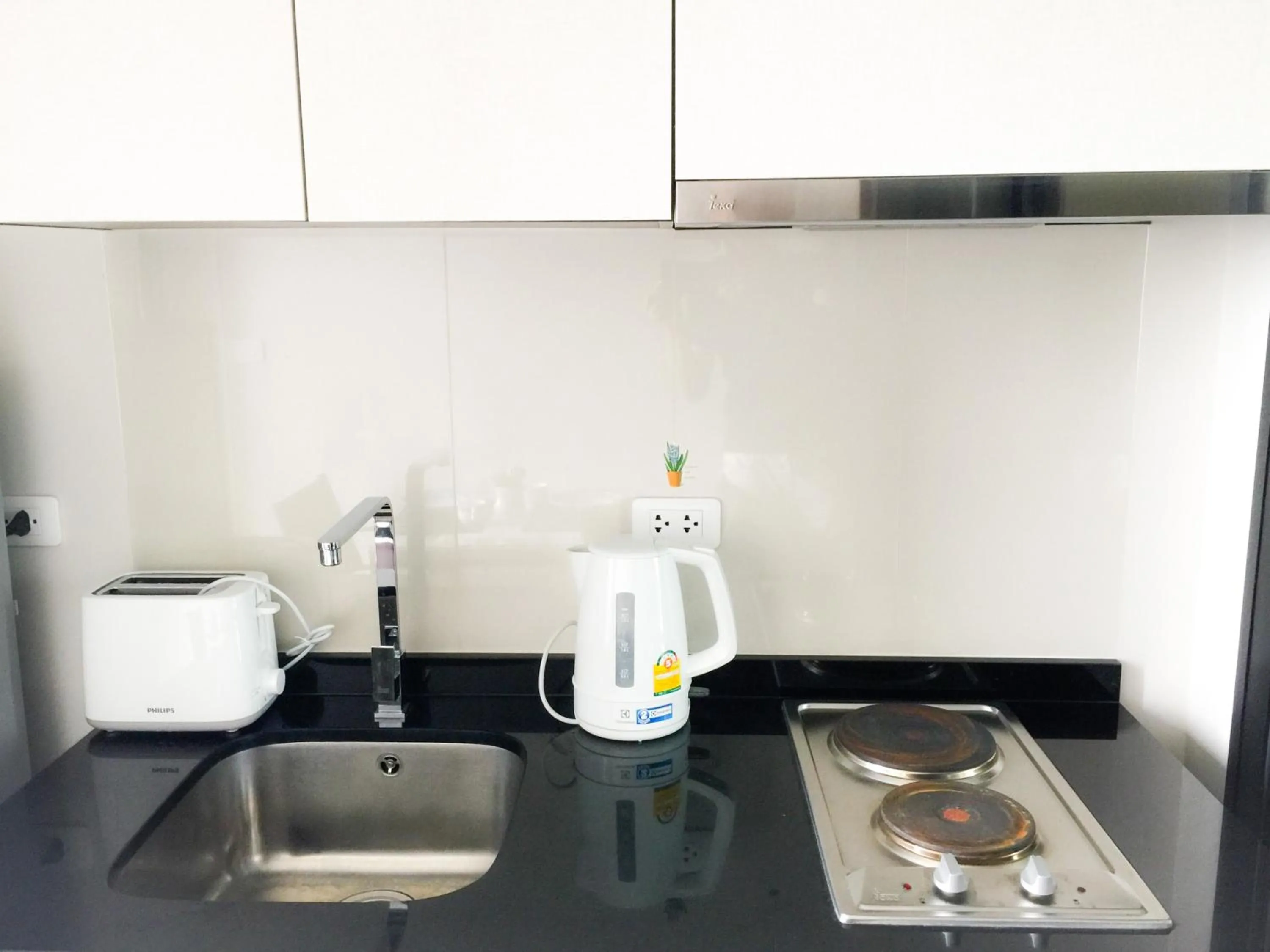 Coffee/tea facilities in LLX Apartments at The Base condo