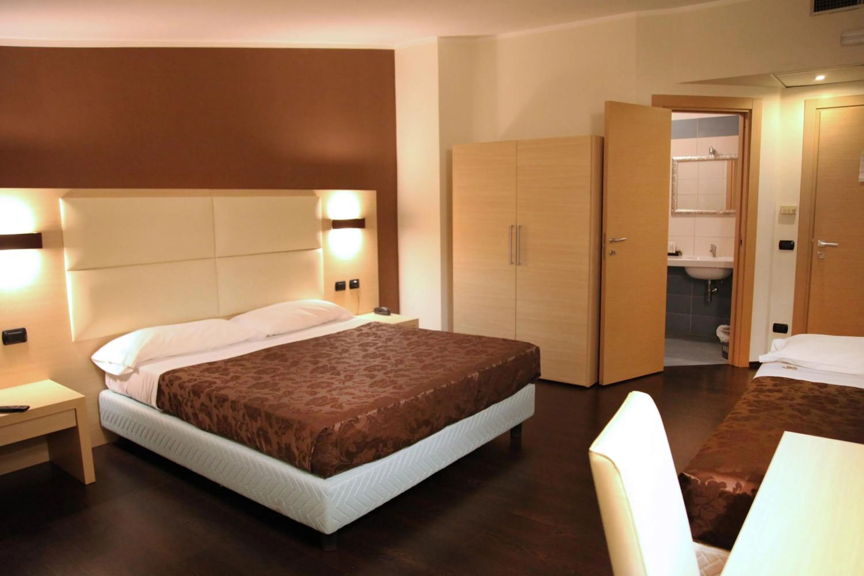Bedroom, Bed in Hotel Sogni D'Oro Airport