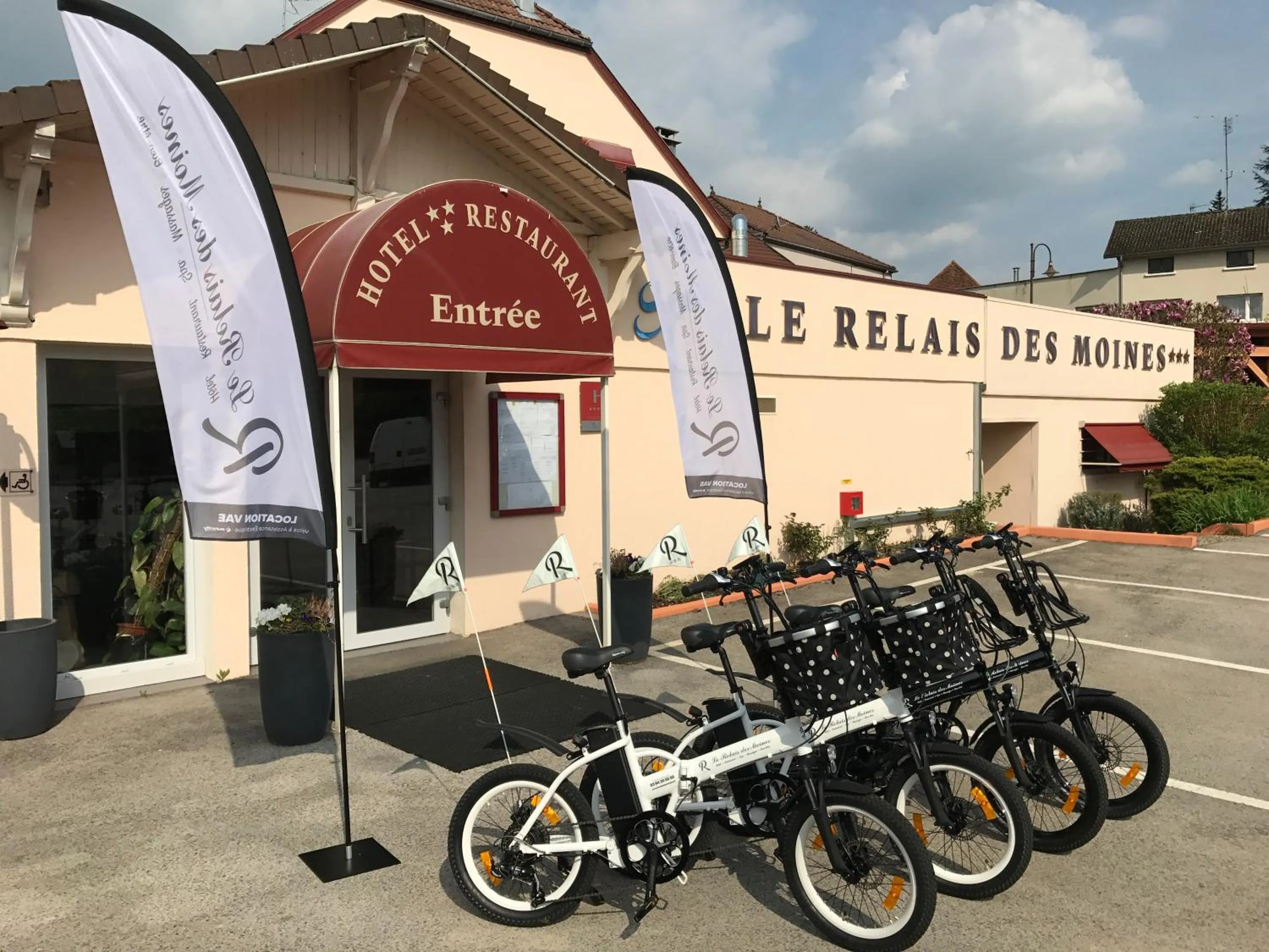 Cycling in Hotel Restaurant SPA "Le Relais Des Moines - Logis de France"