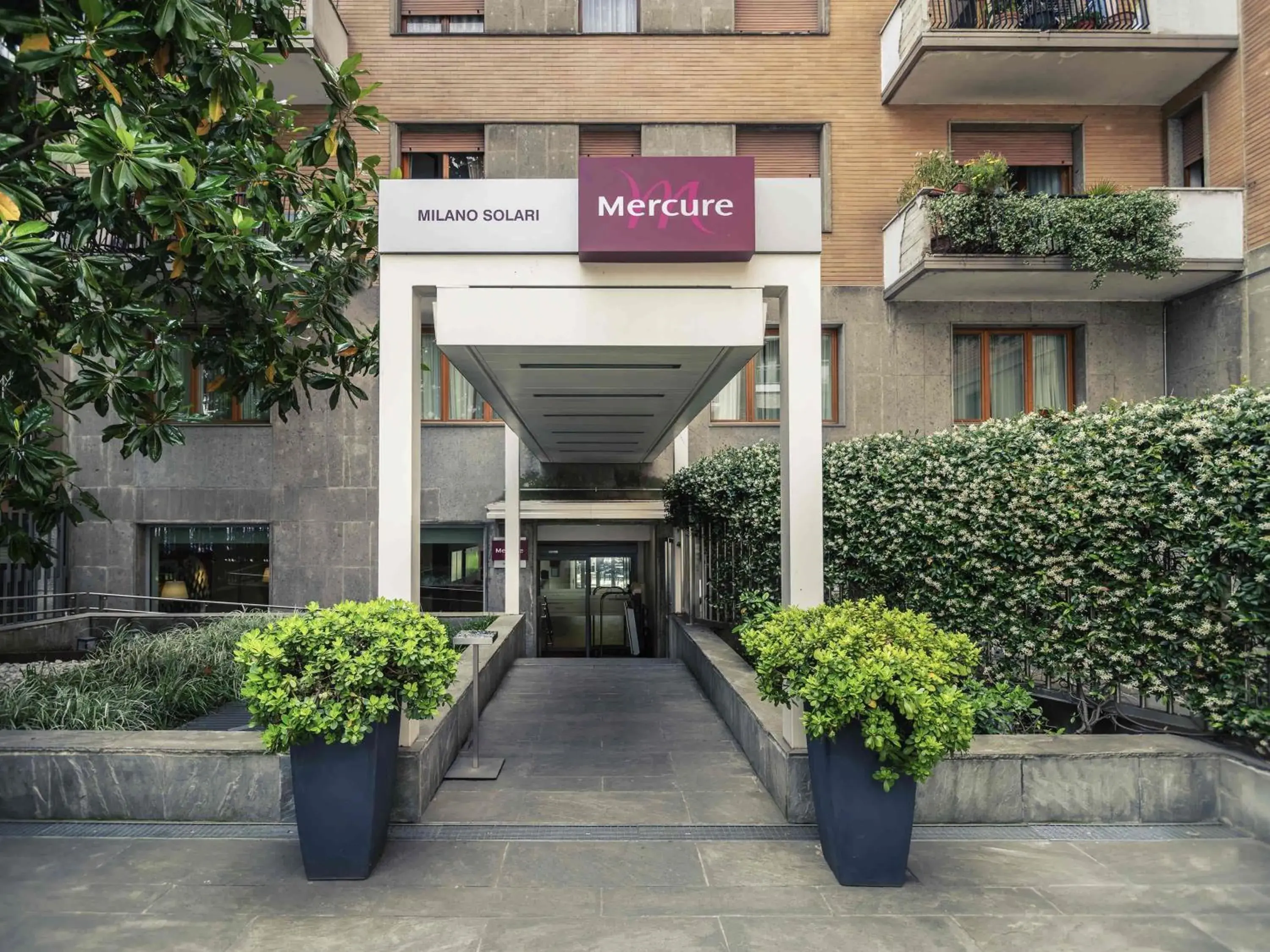 Property building in Hotel Mercure Milano Solari Property building in Hotel Mercure Milano Solari