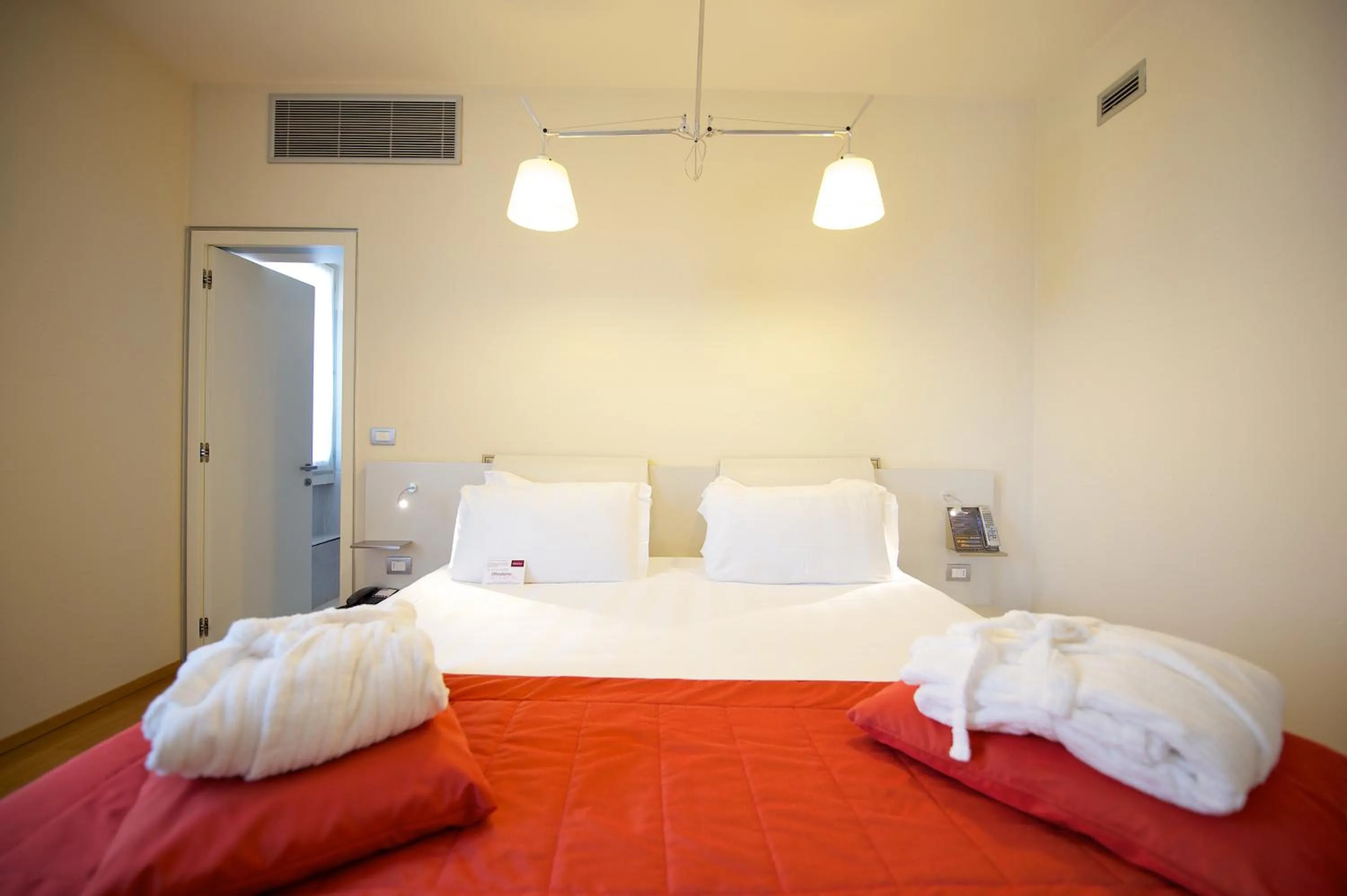 Bed in Hotel Mercure Milano Solari