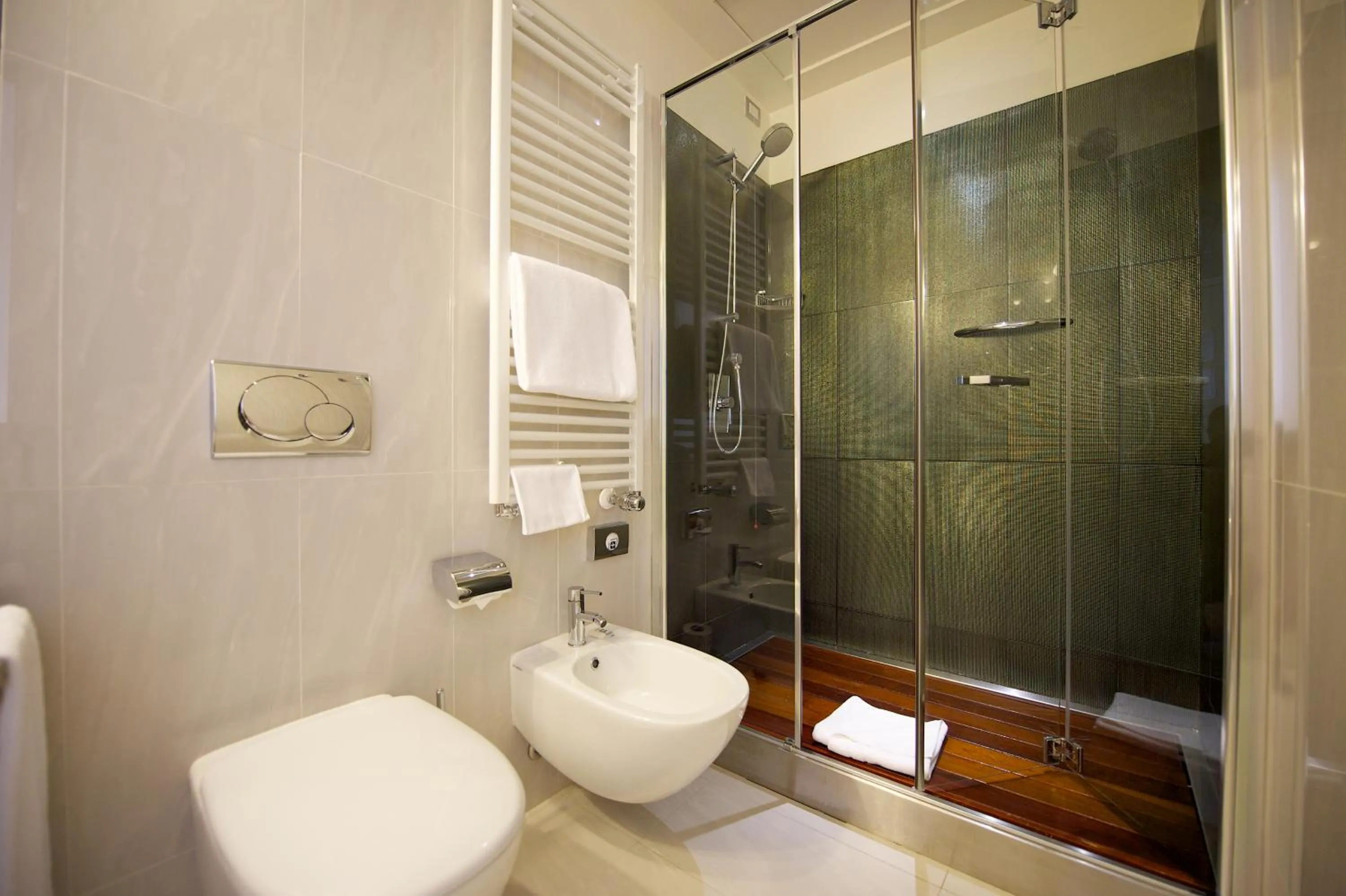 Shower in Hotel Mercure Milano Solari