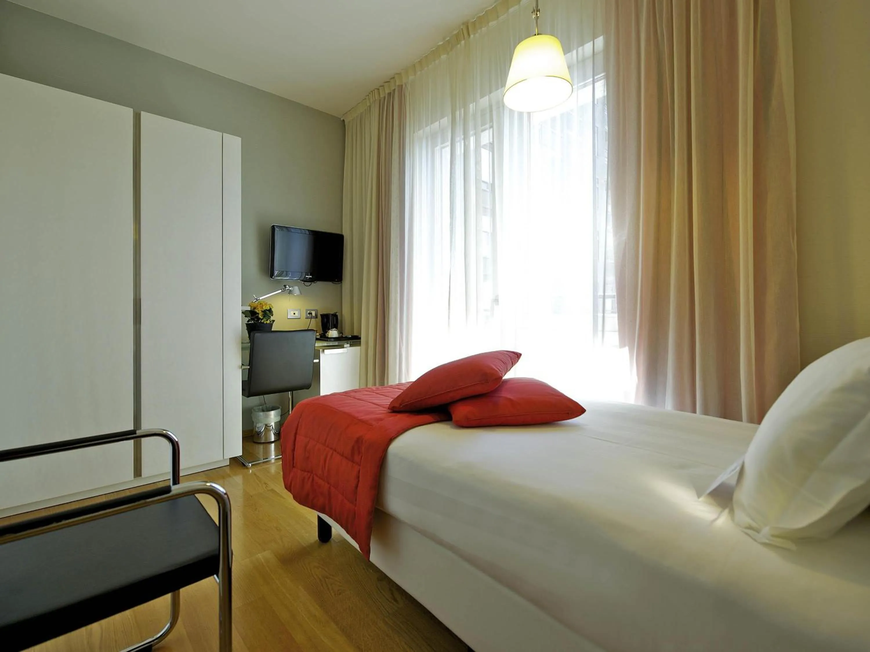 Bedroom, Bed in Hotel Mercure Milano Solari
