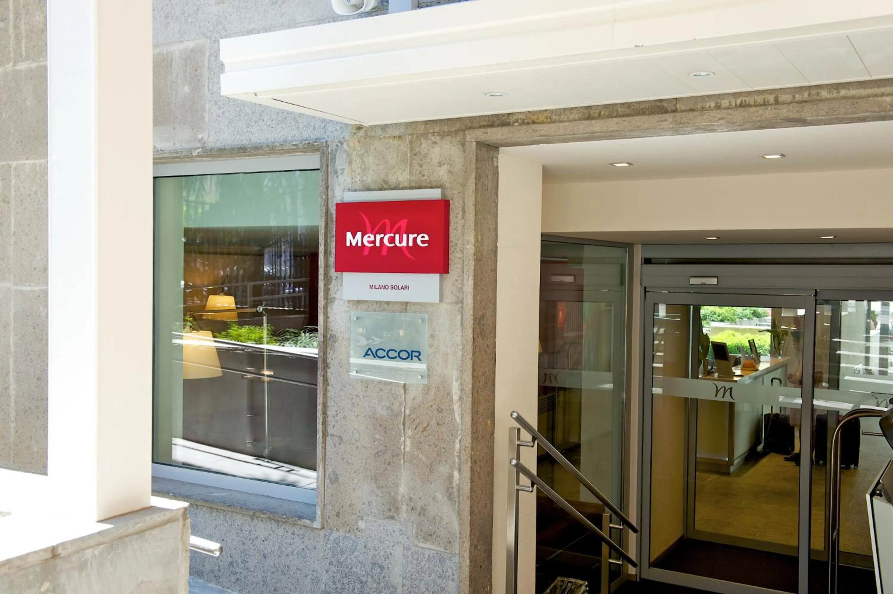 Facade/entrance in Hotel Mercure Milano Solari