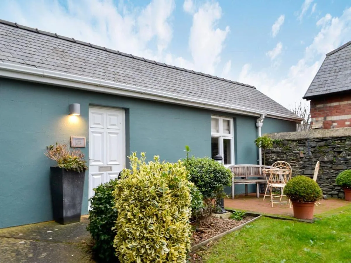 Property building in Llys Celyn - Holly Farm