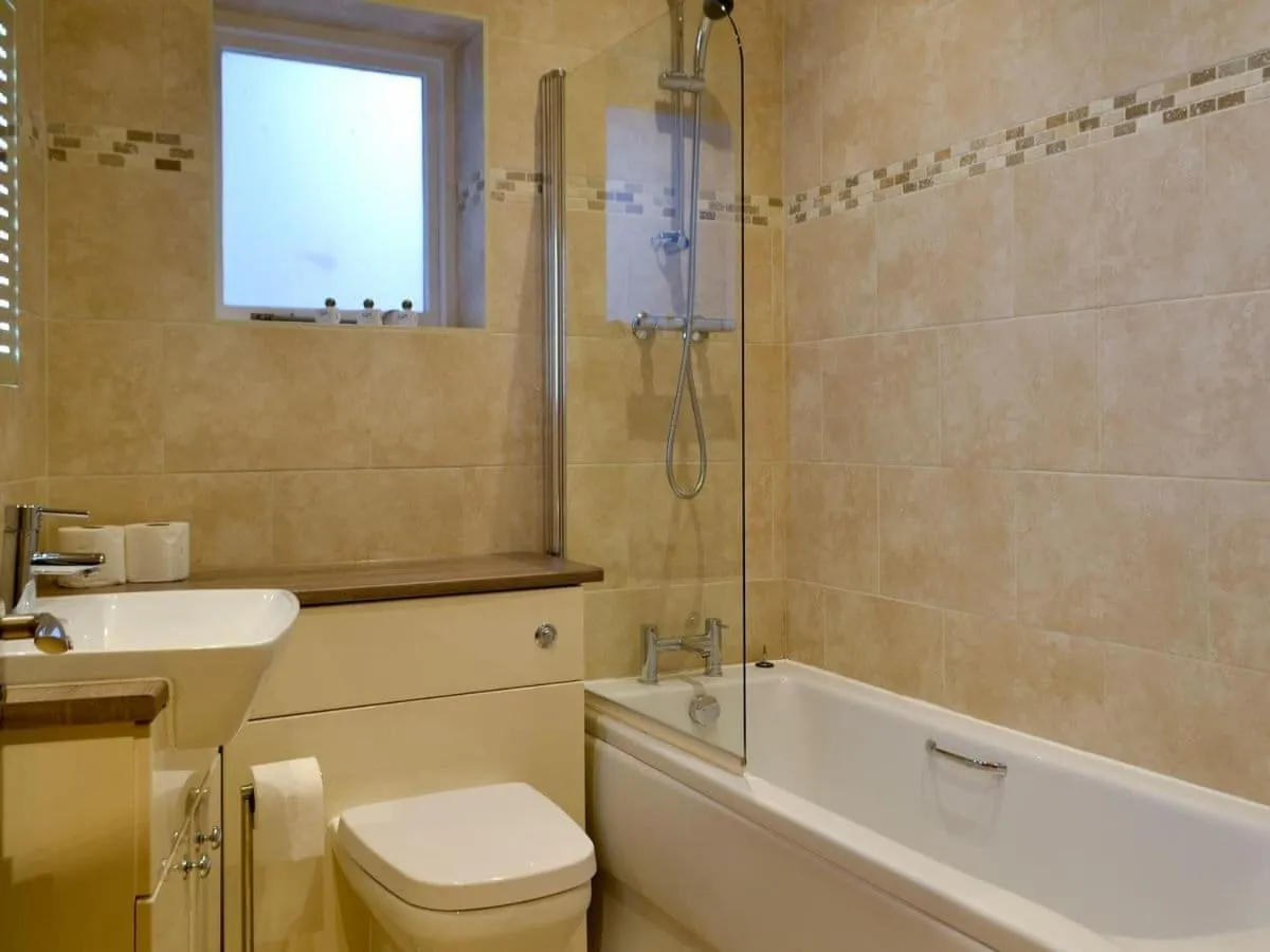 Bathroom in Llys Celyn - Holly Farm