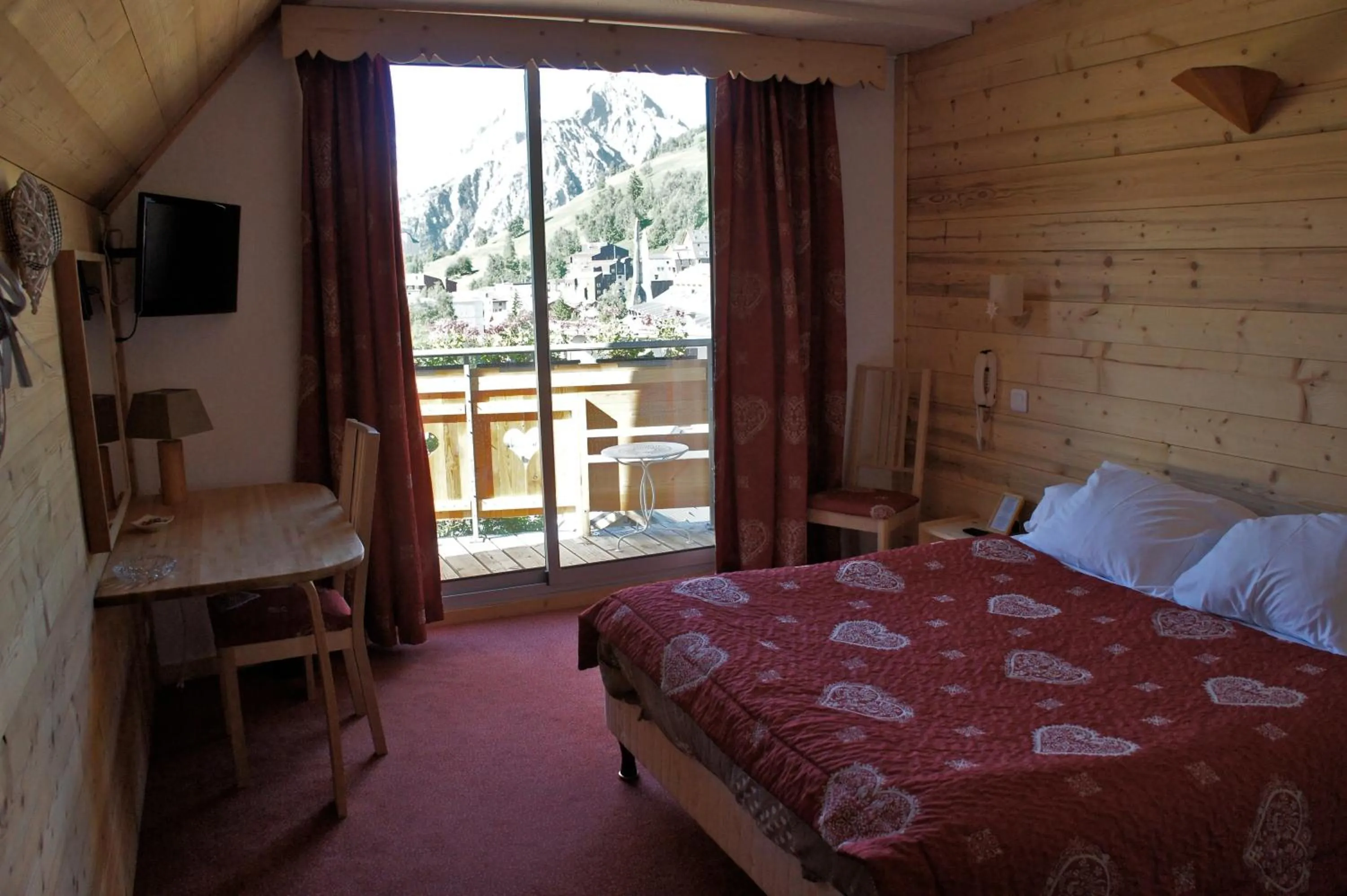 Balcony/Terrace, Bed in Hotel Adret