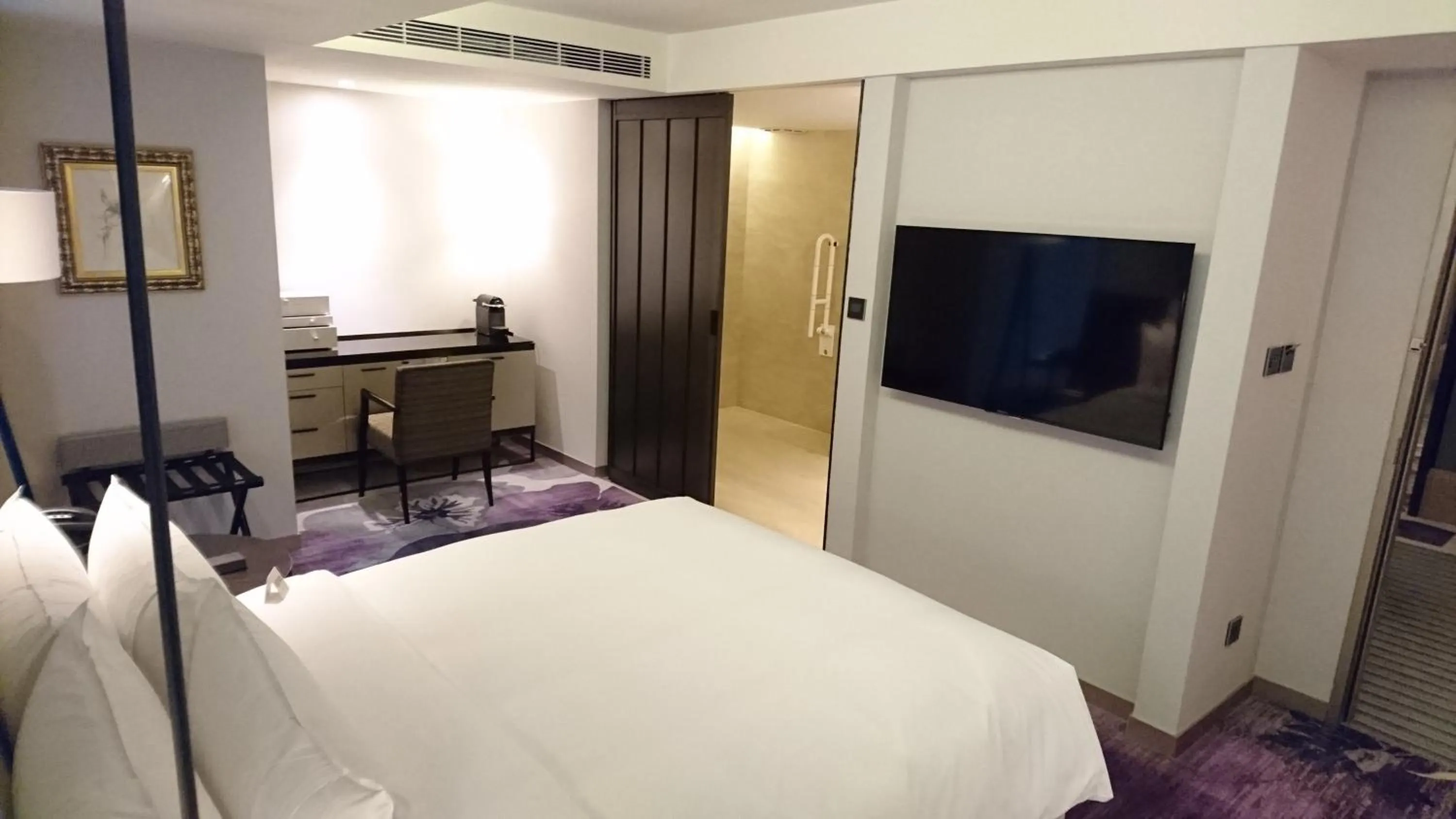 Bed in Taipei Fullerton Hotel-Maison North