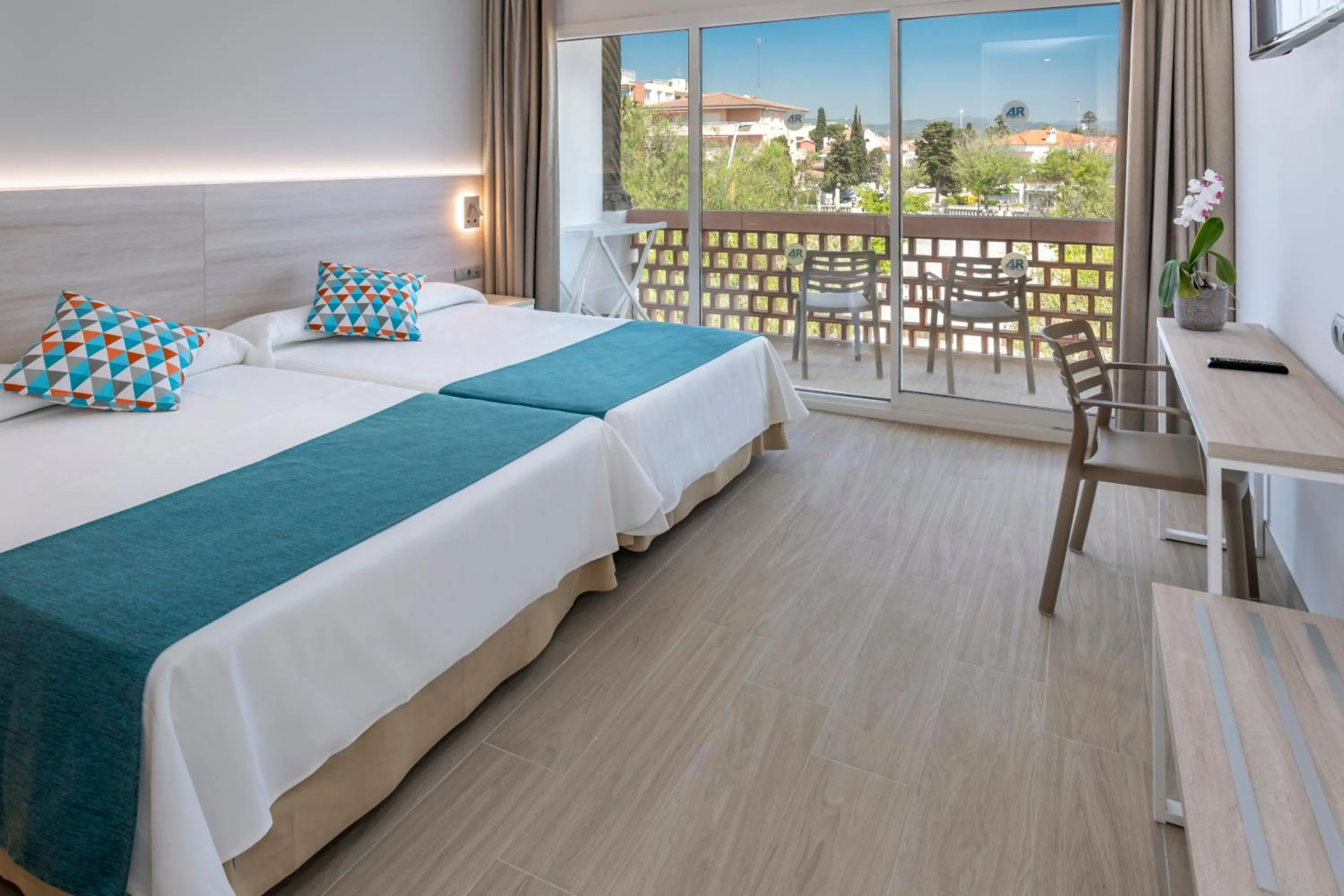 Photo of the whole room, Bed in 4R Gran Europe