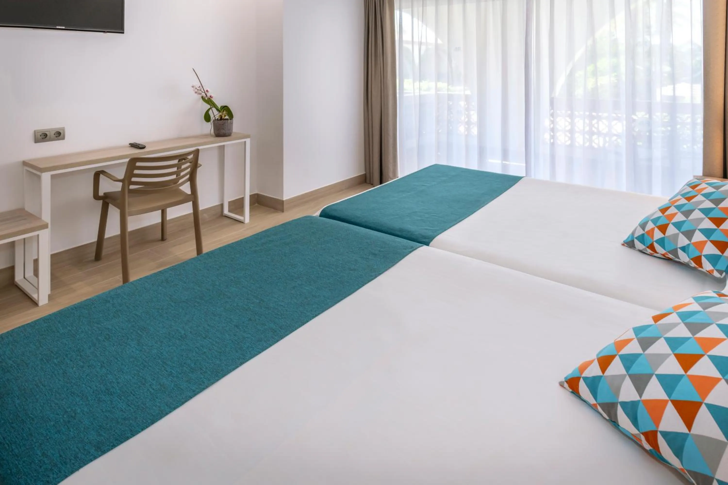 Photo of the whole room, Bed in 4R Gran Europe