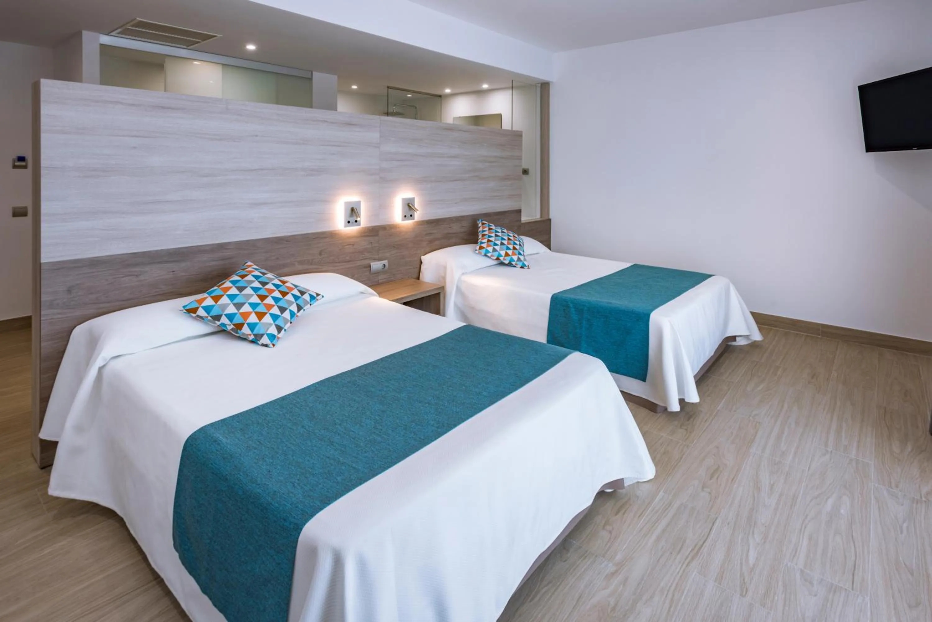 Photo of the whole room, Bed in 4R Gran Europe