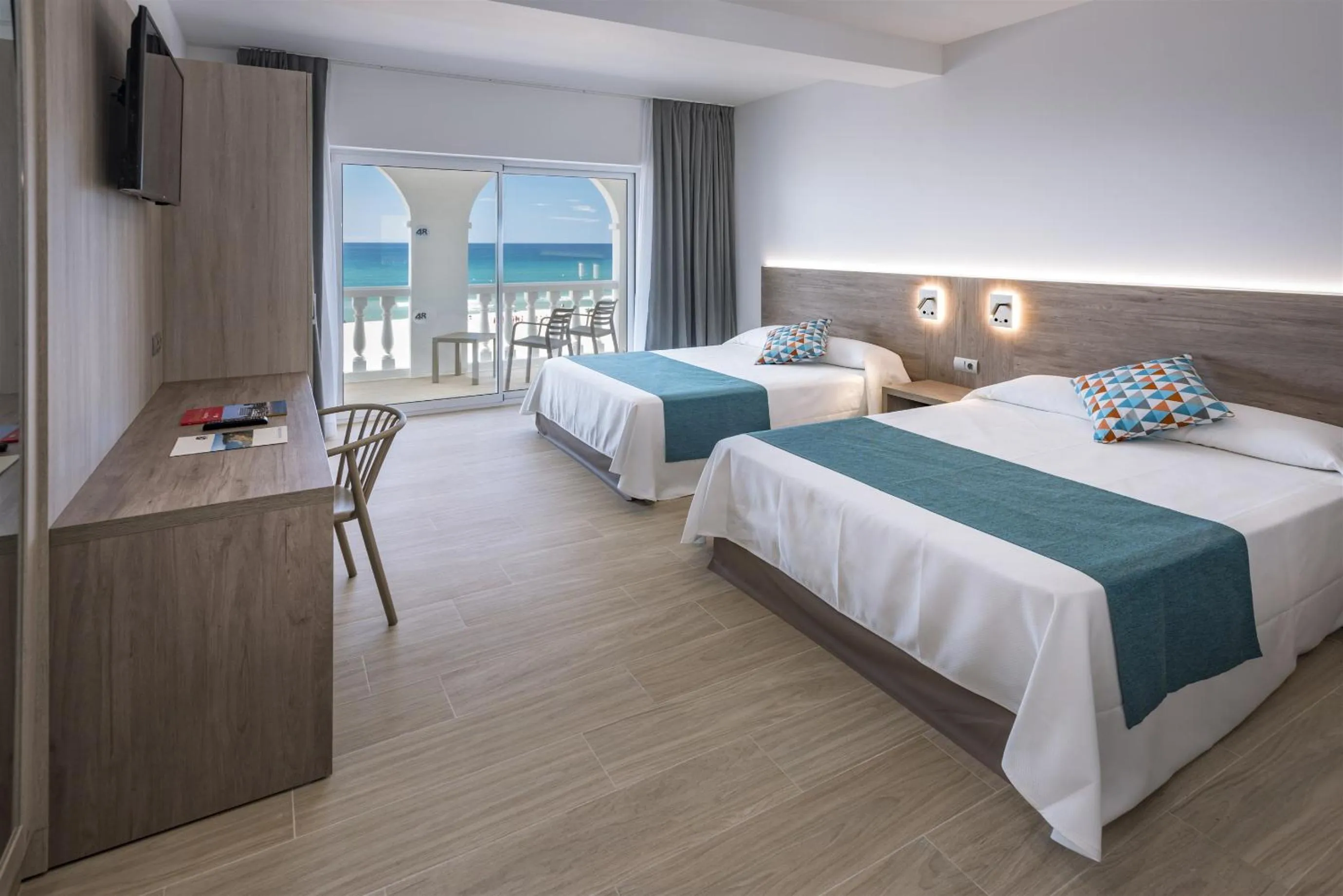 Photo of the whole room, Bed in 4R Gran Europe