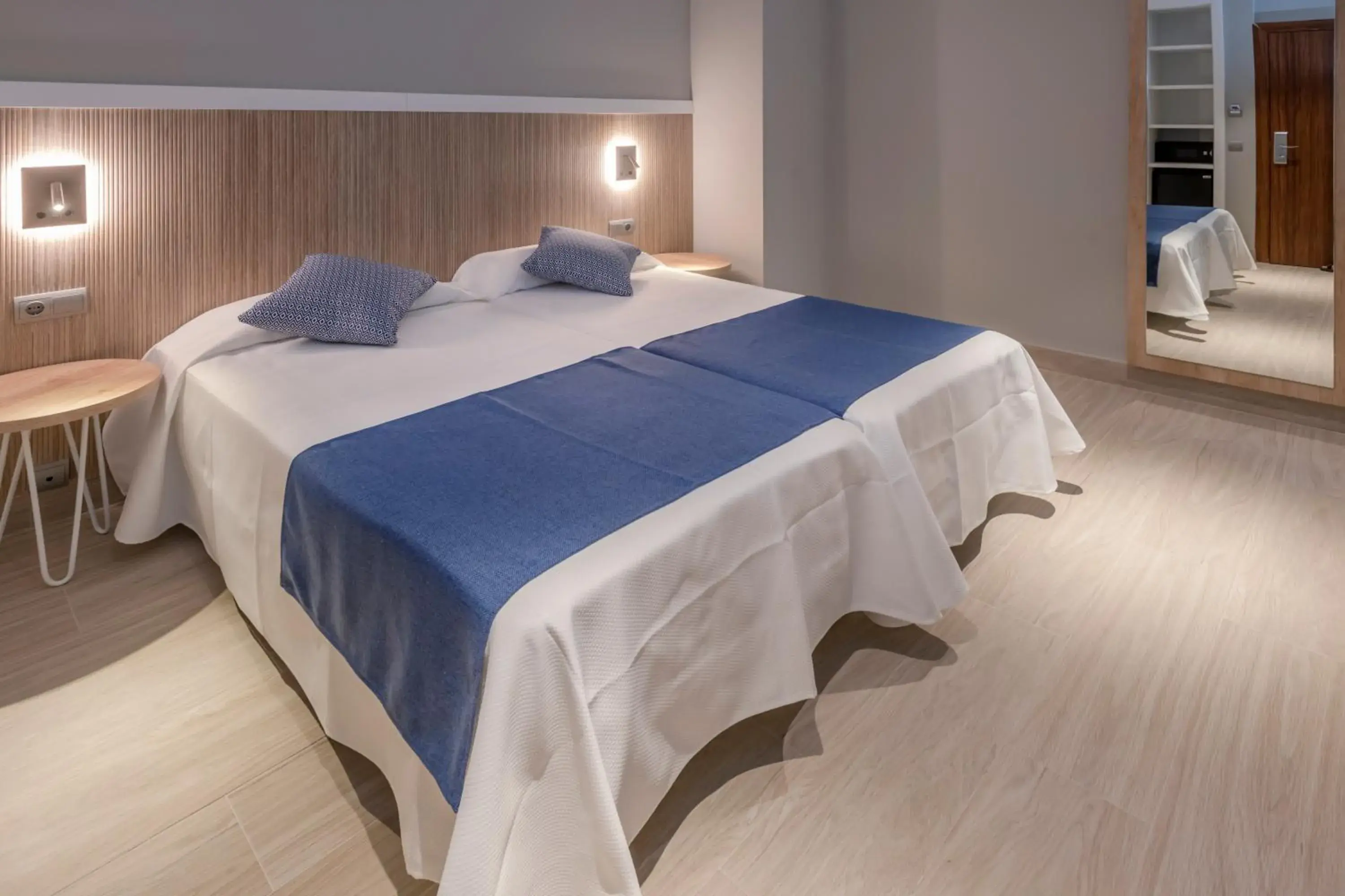 Photo of the whole room, Bed in 4R Gran Europe Photo of the whole room, Bed in 4R Gran Europe