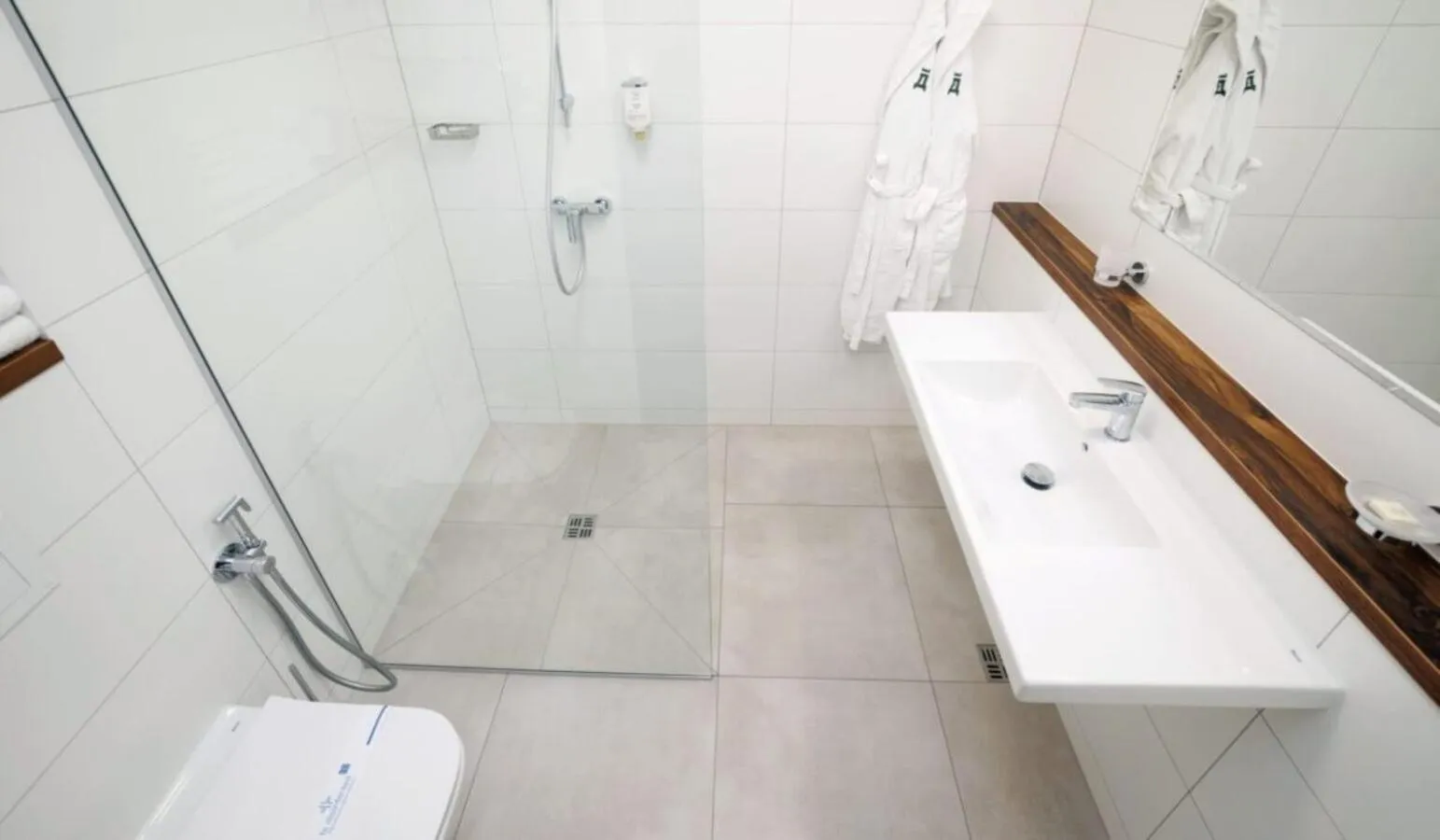 Shower in Drevny Grad Park-hotel