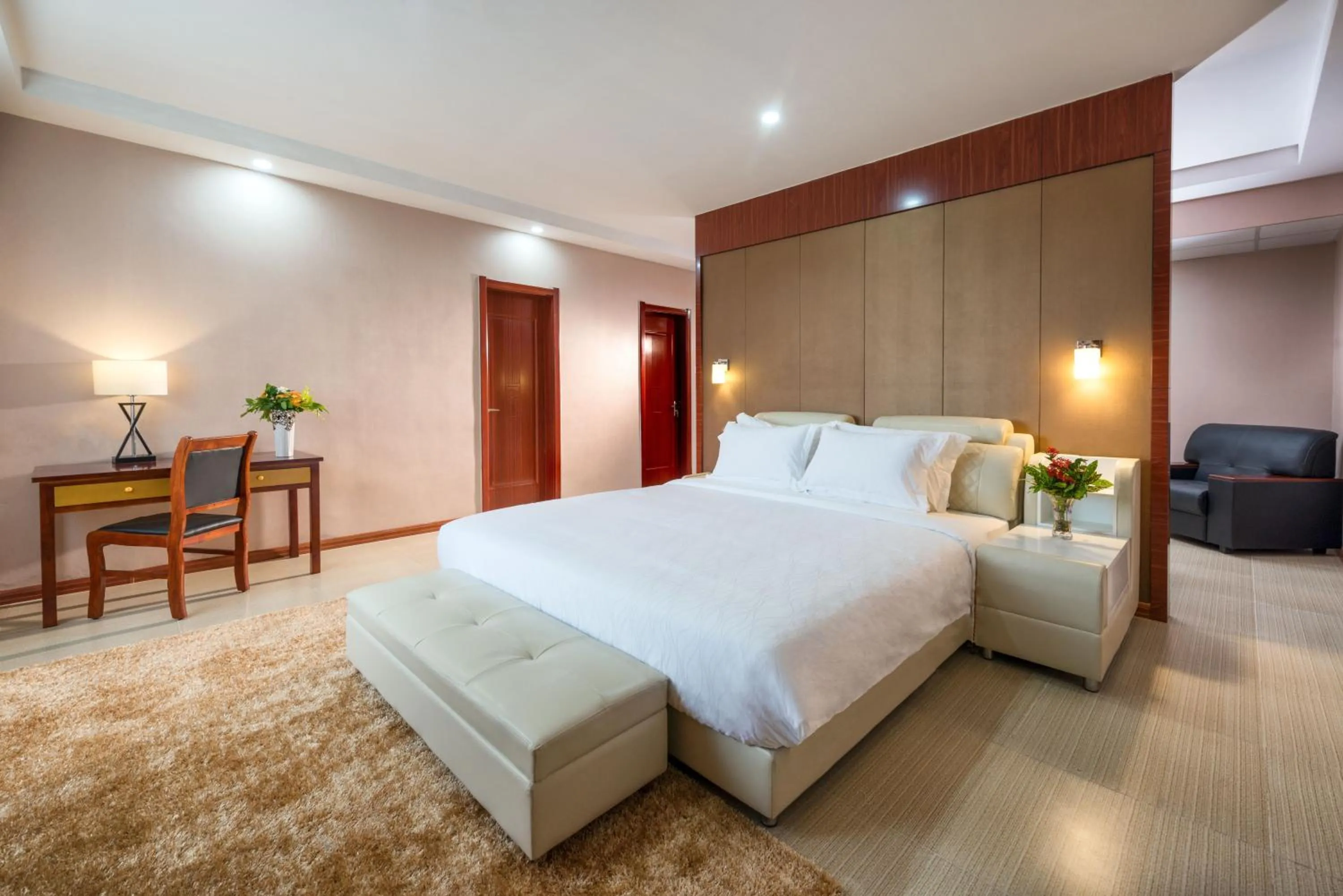 Photo of the whole room, Bed in The Farmington Hotel