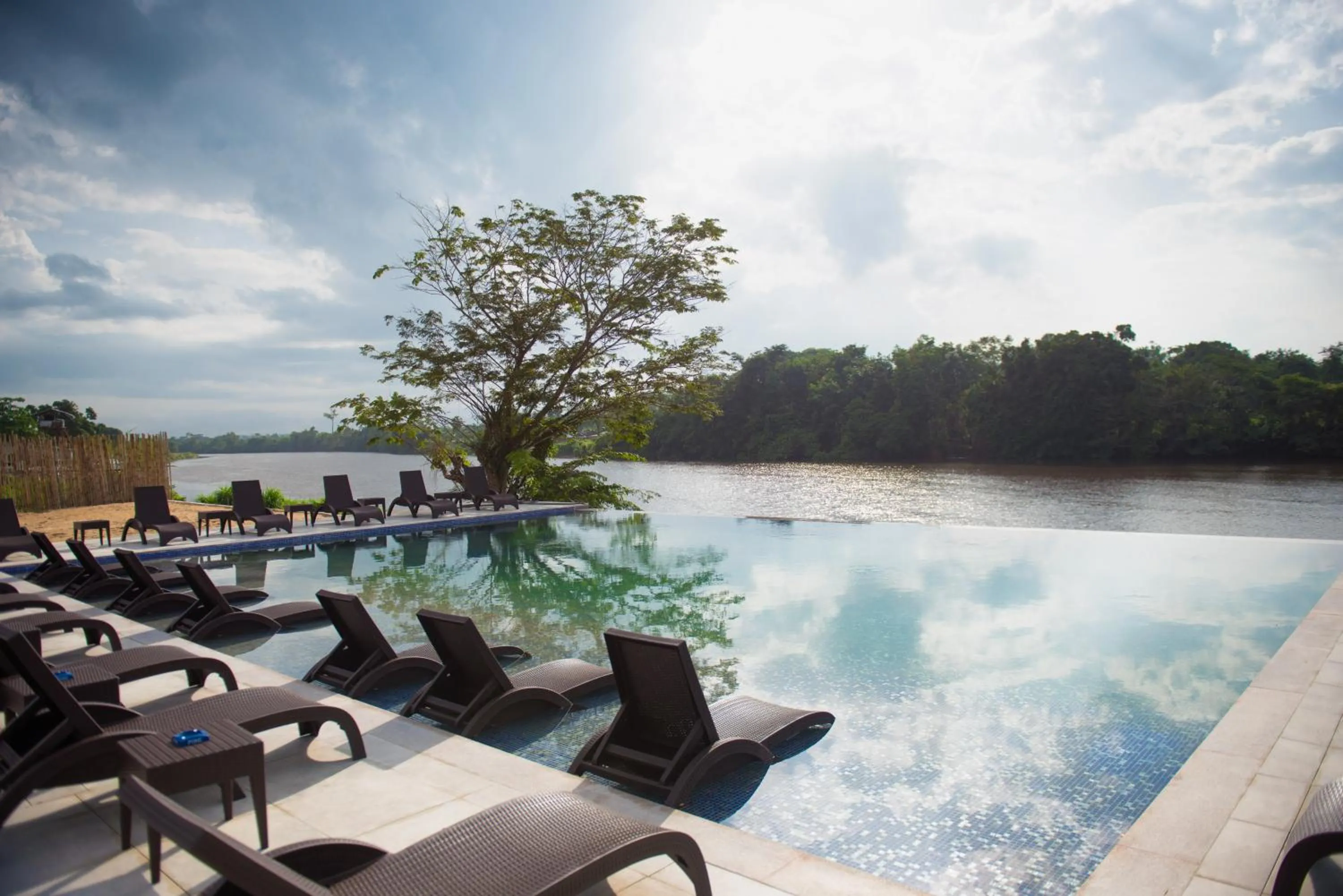 Swimming pool in The Farmington Hotel