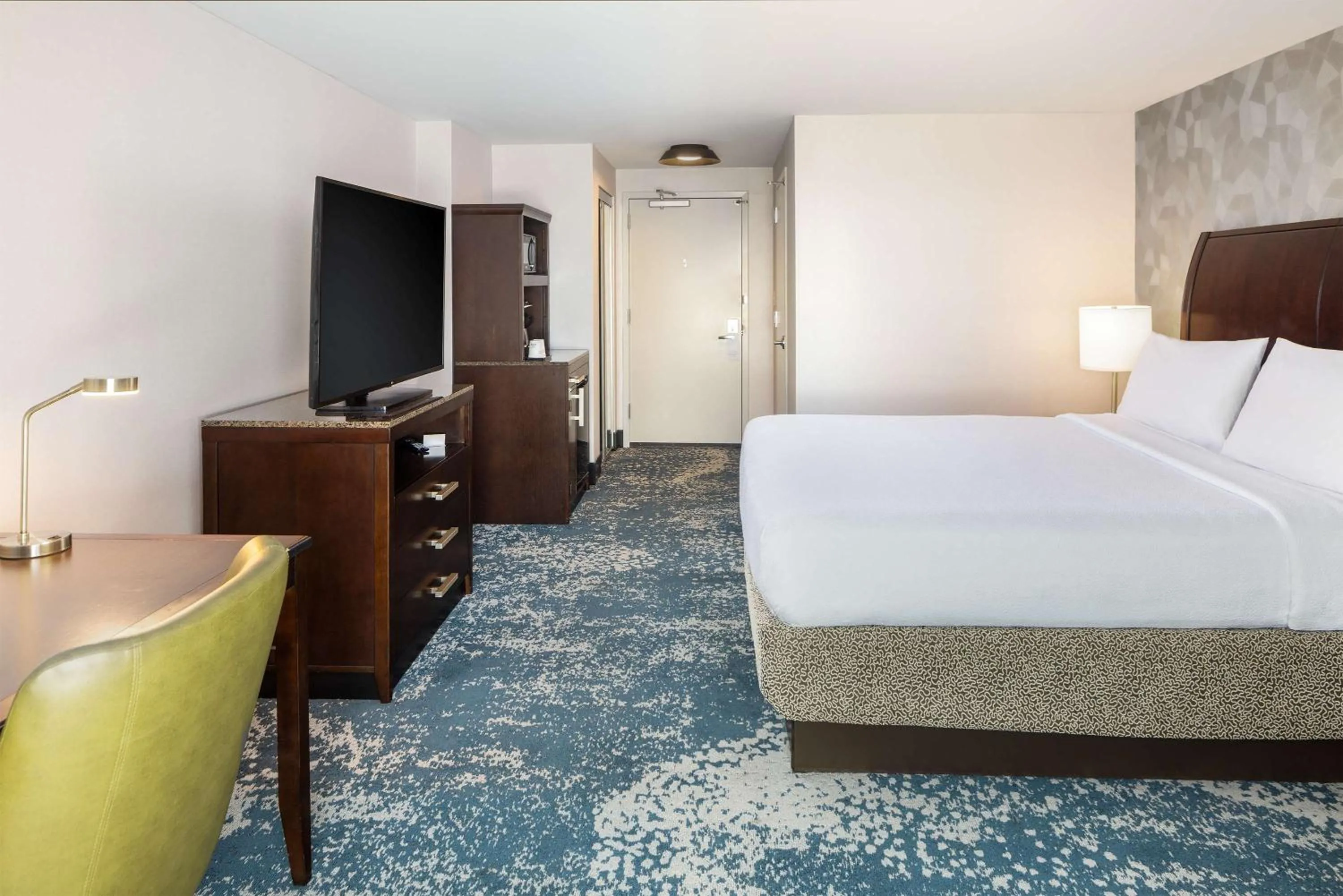 Bed in Hilton Garden Inn Bethesda Downtown