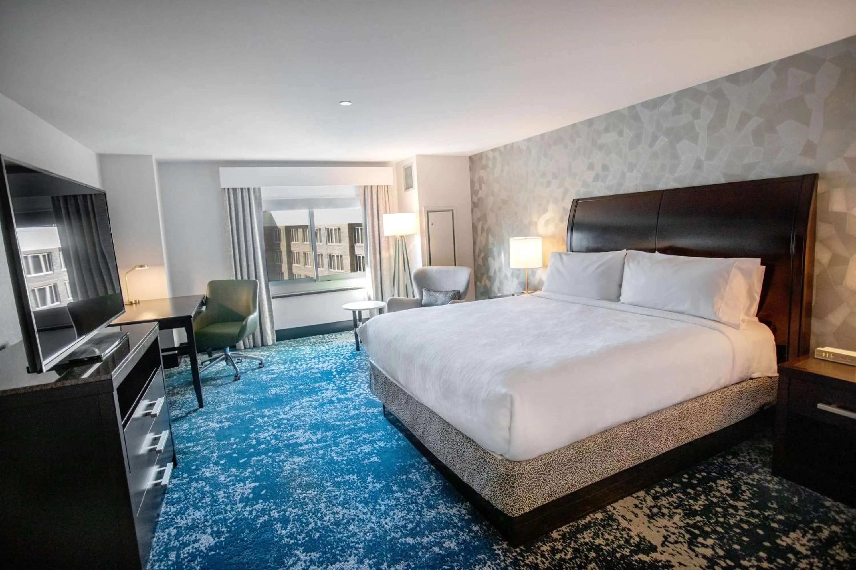 Bedroom, Bed in Hilton Garden Inn Bethesda Downtown