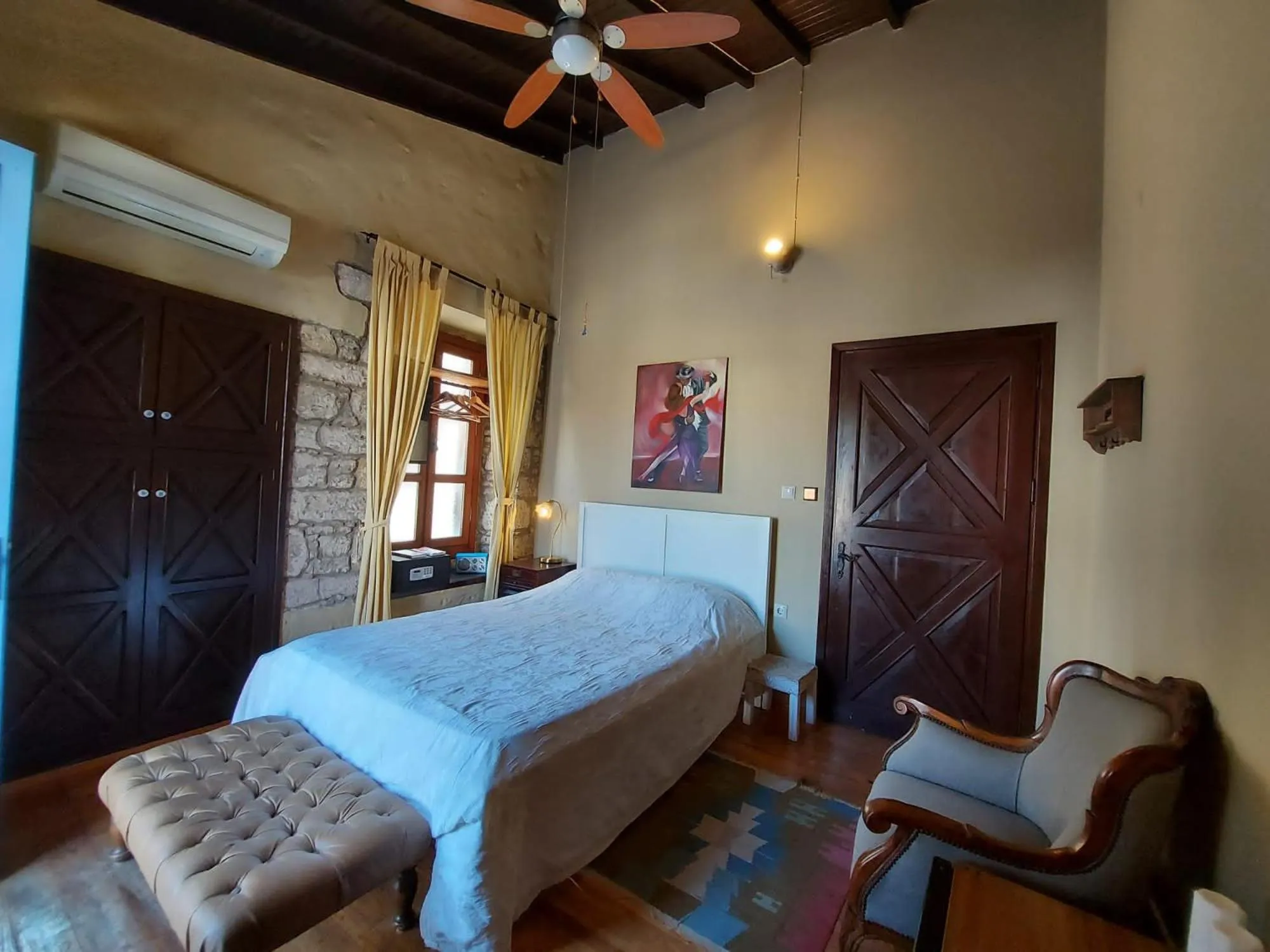 Photo of the whole room in 1882 Hotel