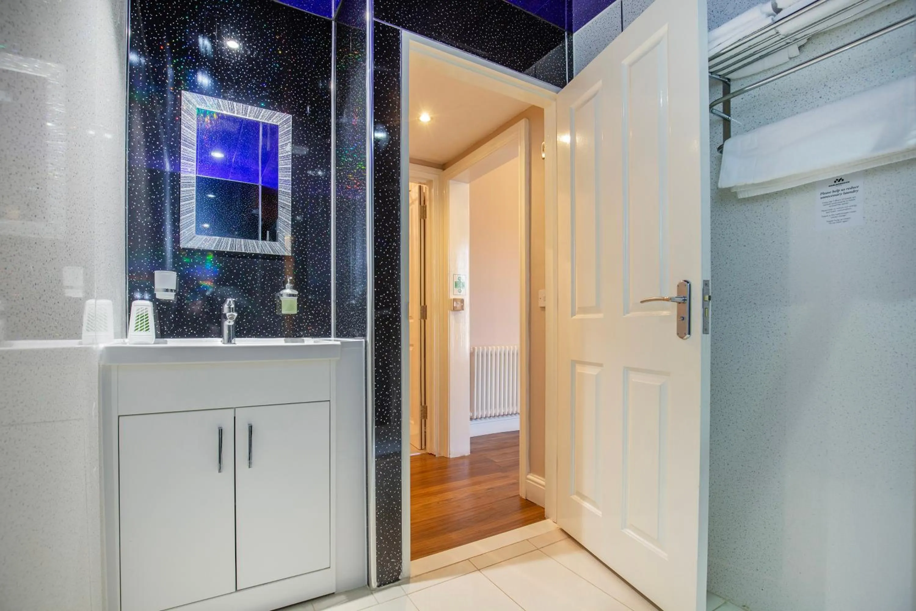 Shower in Marlborough Hotel