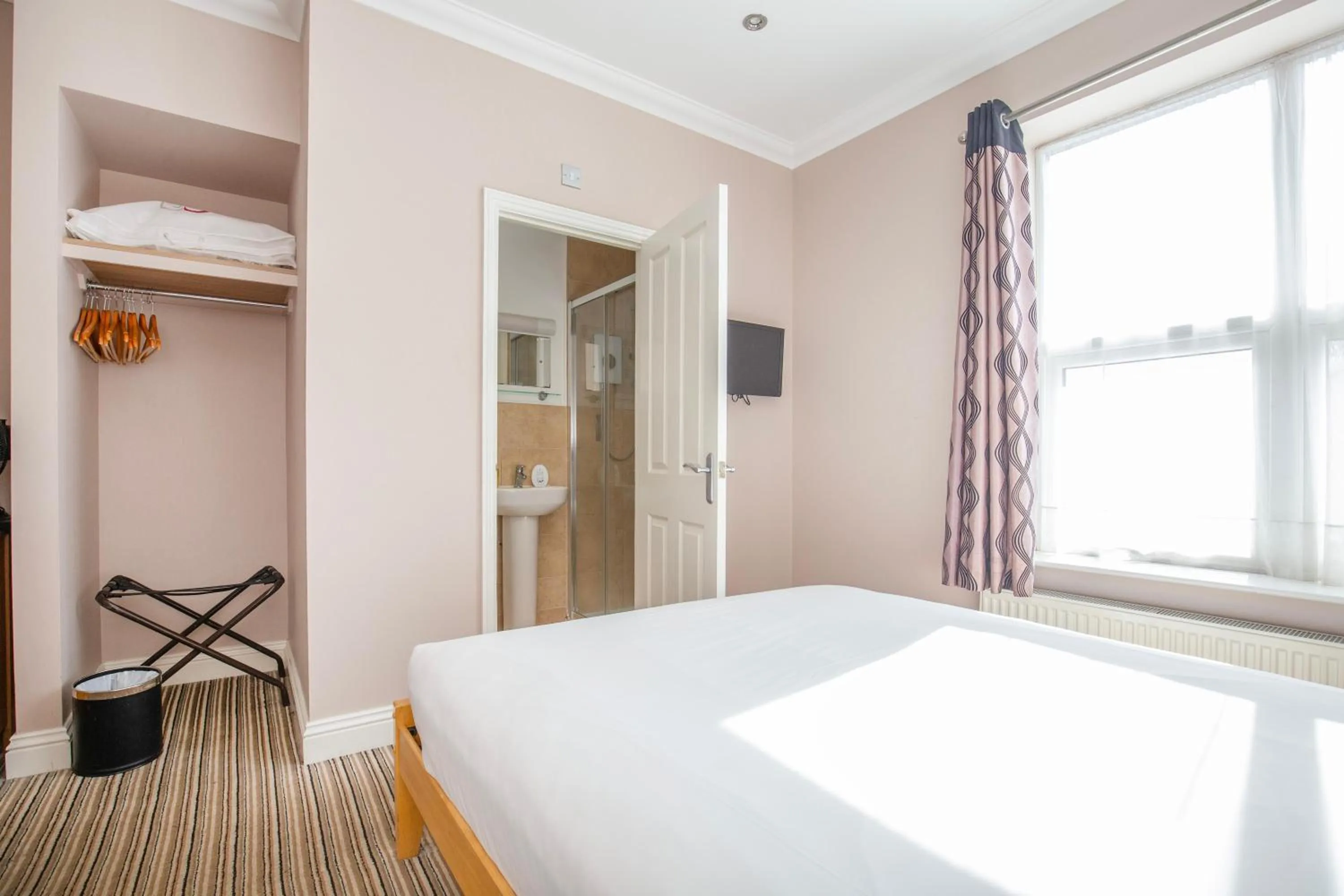 Bed in Marlborough Hotel