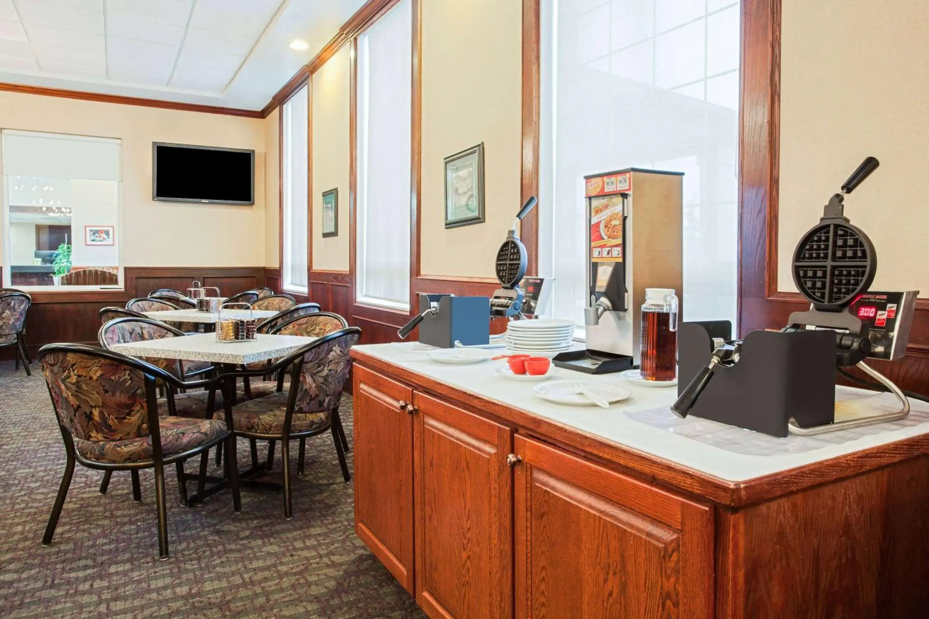 Breakfast in Ramada by Wyndham Red Deer Hotel & Suites Breakfast in Ramada by Wyndham Red Deer Hotel & Suites