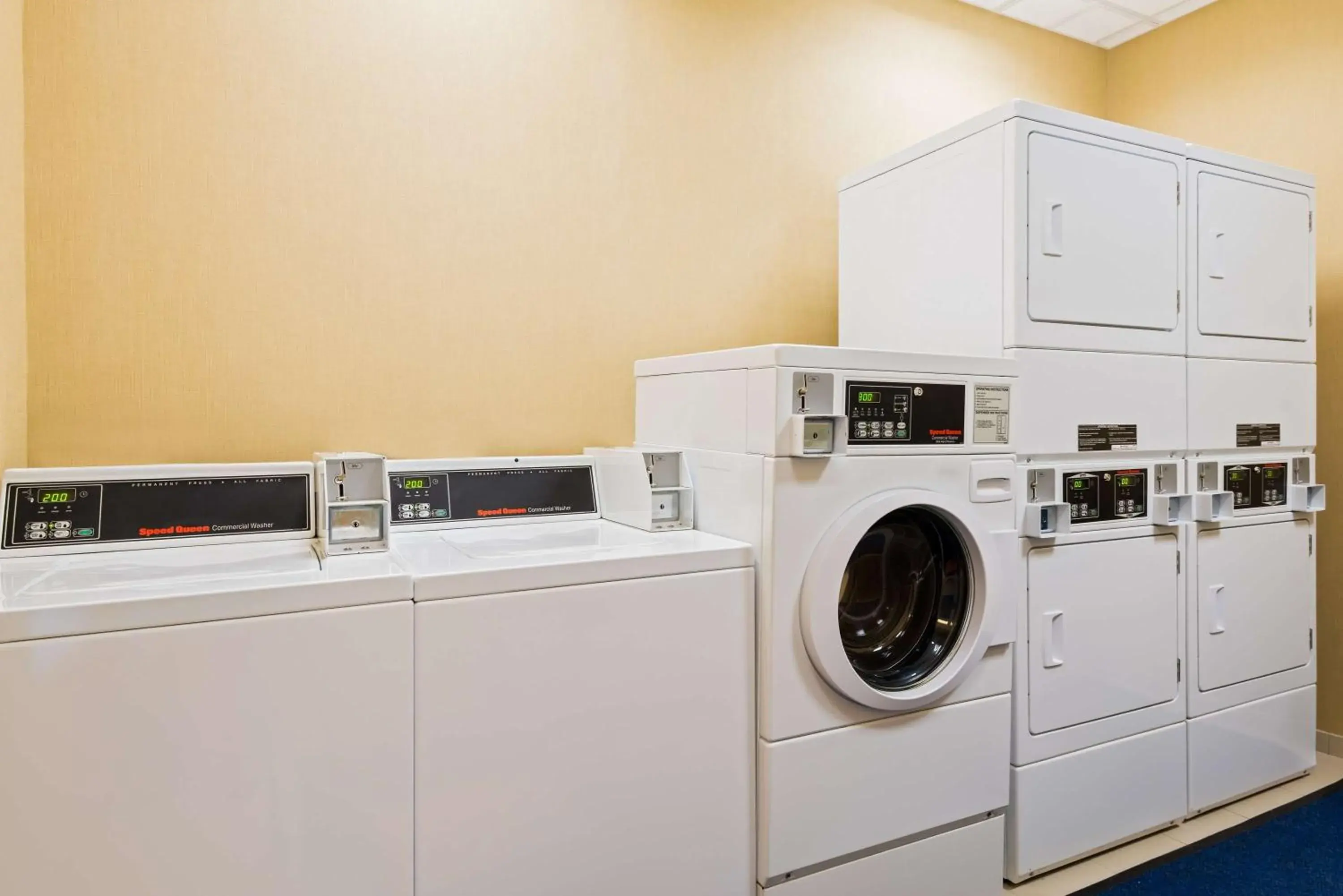 Property building in Hilton Garden Inn Waldorf Property building in Hilton Garden Inn Waldorf