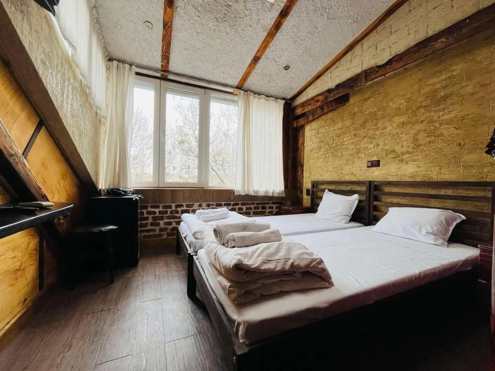 Large Double or Twin Room in Rooms43