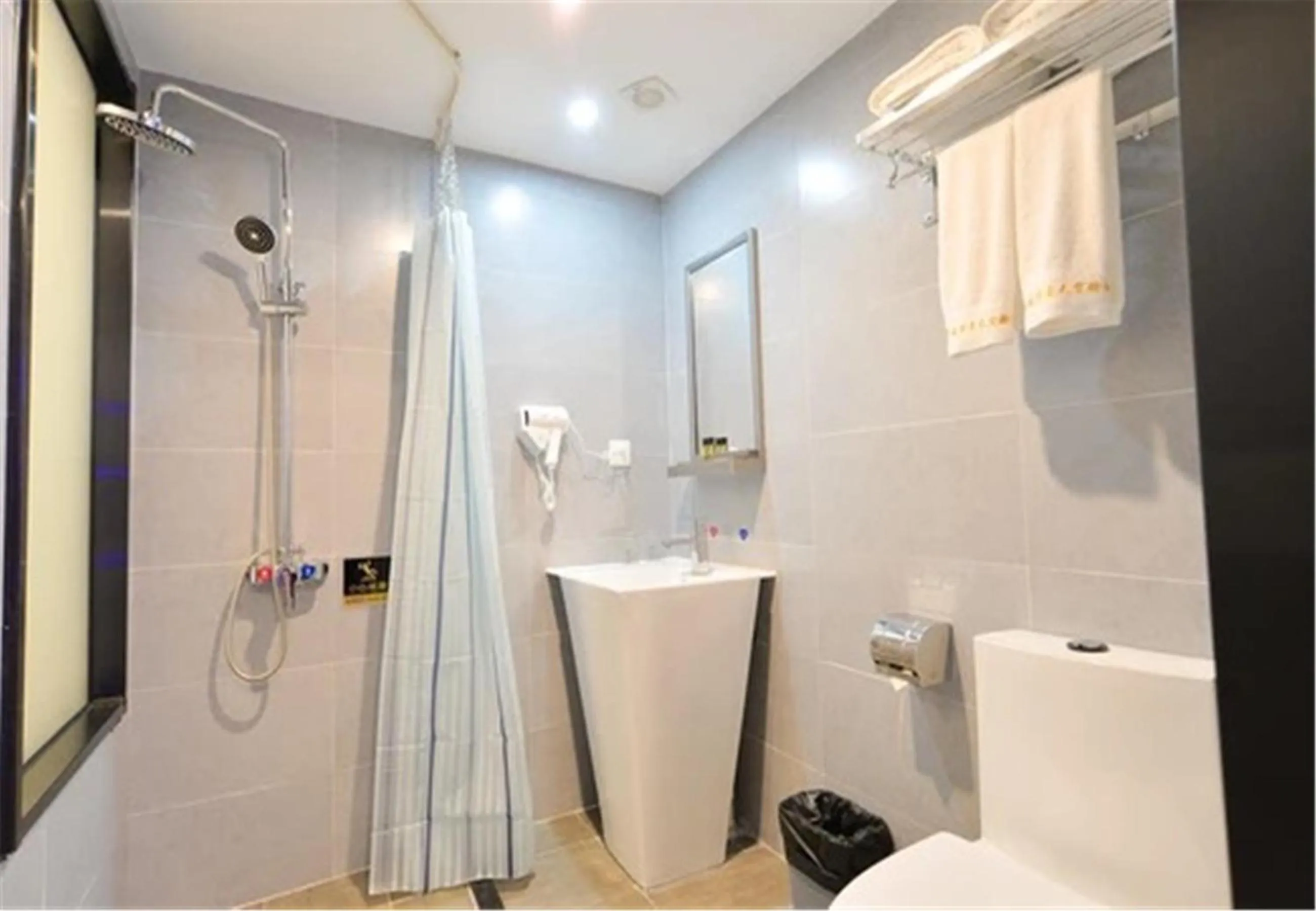 Shower in Zhuhai Dreamers Capsule Hotel