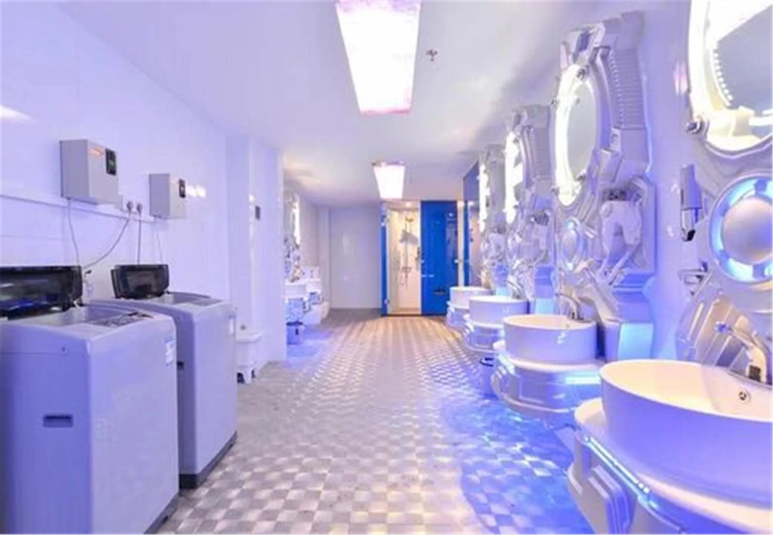 Shower in Zhuhai Dreamers Capsule Hotel