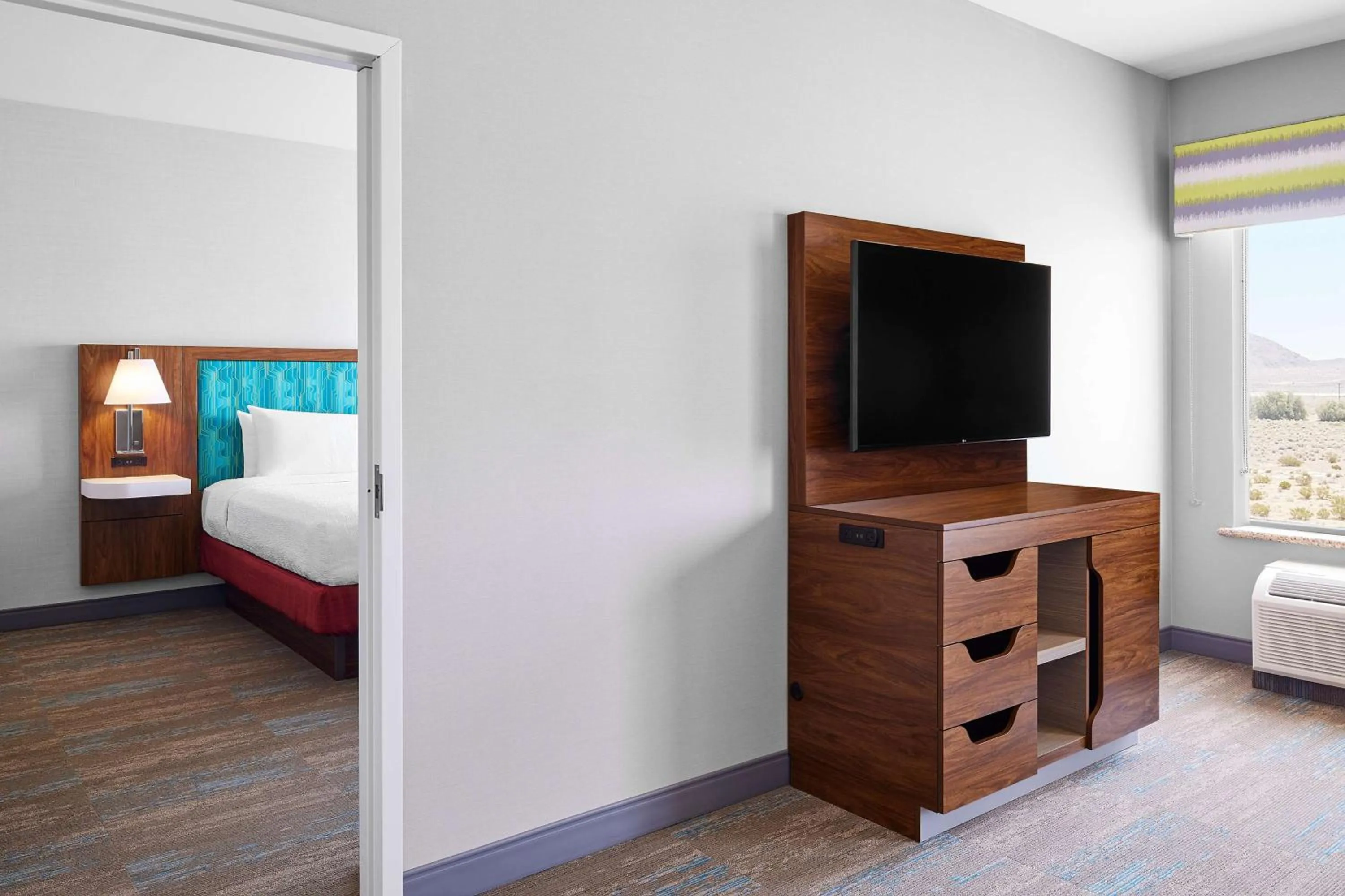 Living room, Bed in Hampton Inn & Suites Ridgecrest