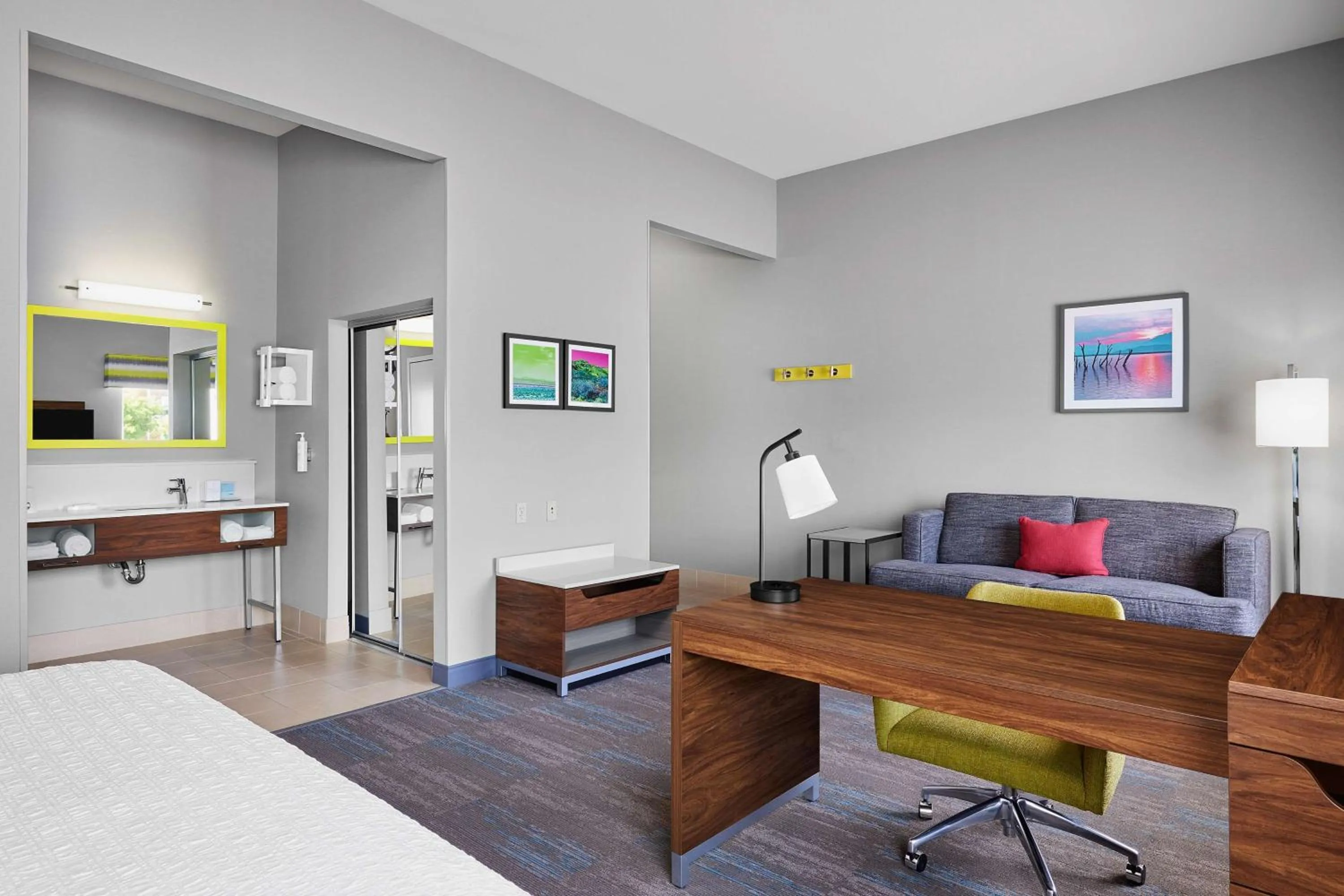 Living room, Bed in Hampton Inn & Suites Ridgecrest