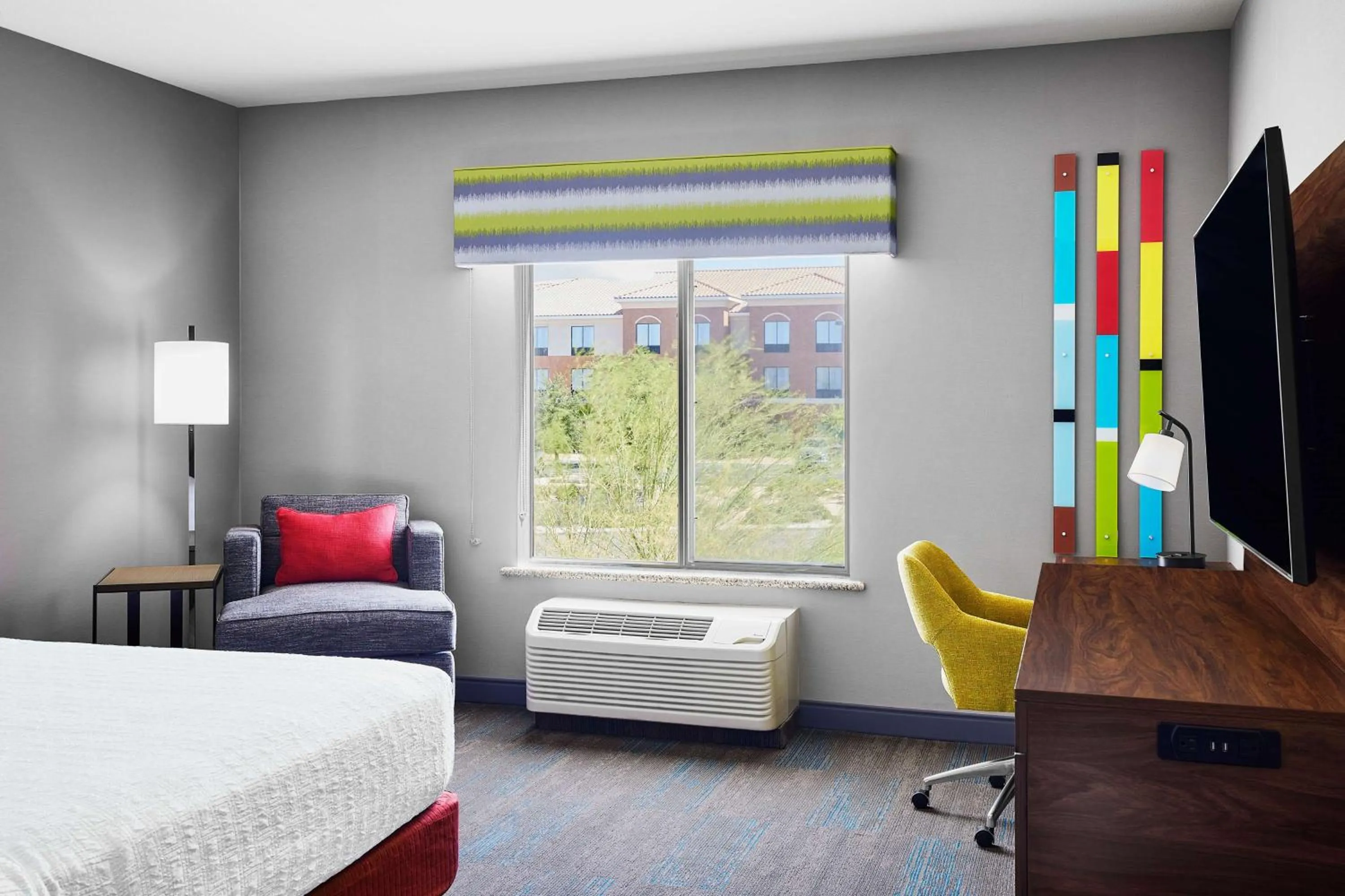 Bed in Hampton Inn & Suites Ridgecrest