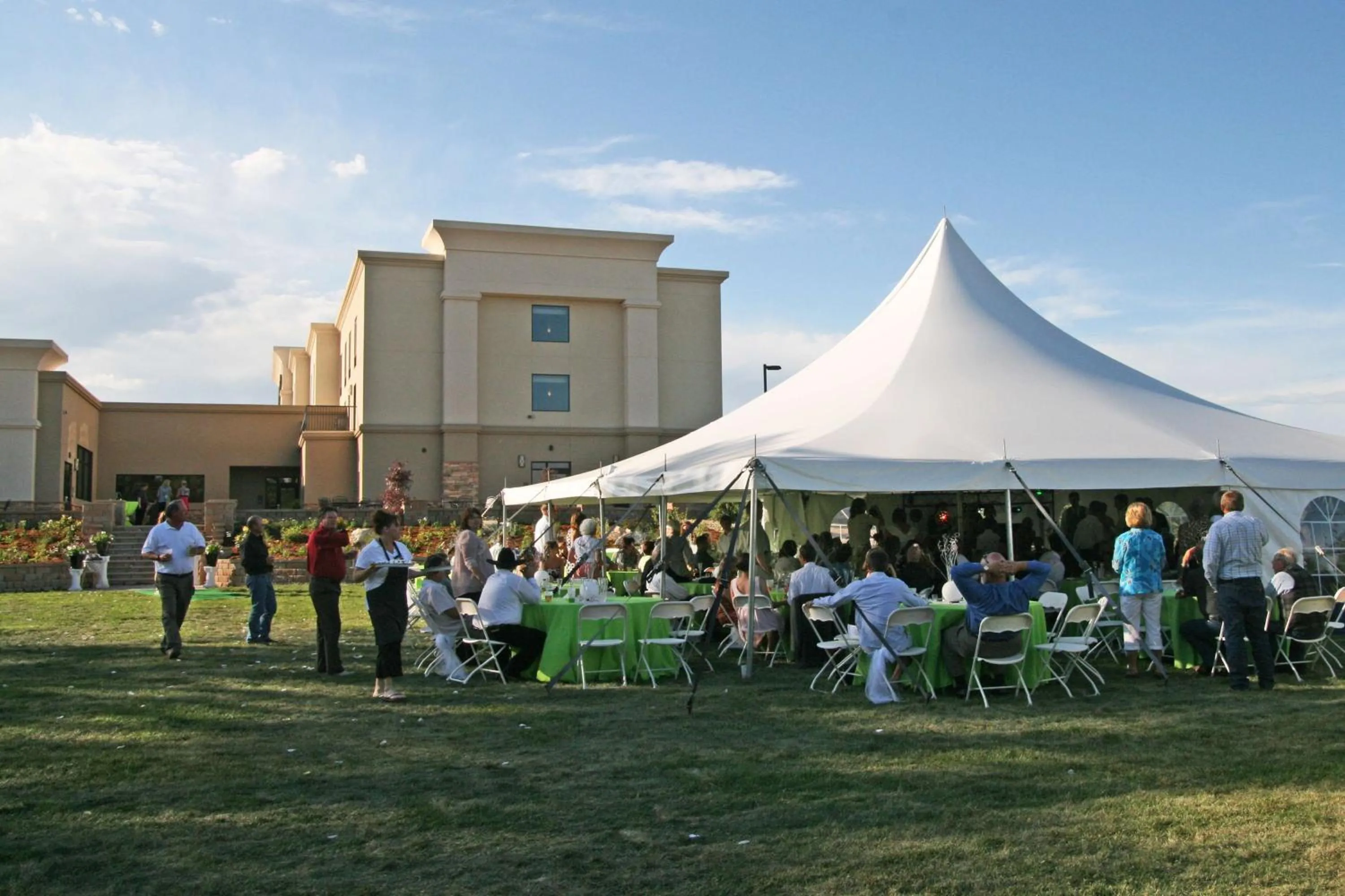 Property building in Hampton Inn & Suites Buffalo