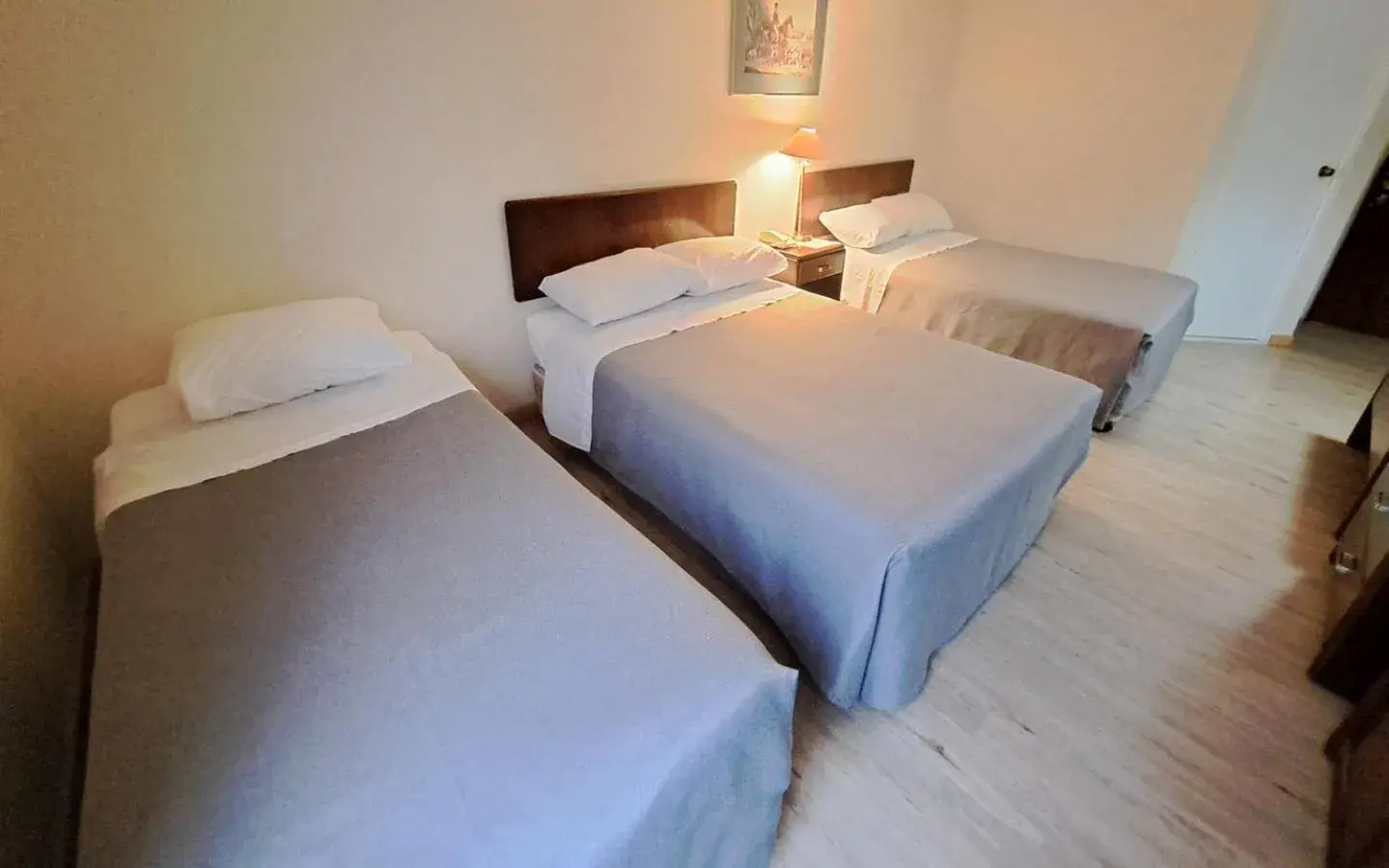 Triple Room in Hotel Diego de Almagro Los Angeles Triple Room in Hotel Diego de Almagro Los Angeles