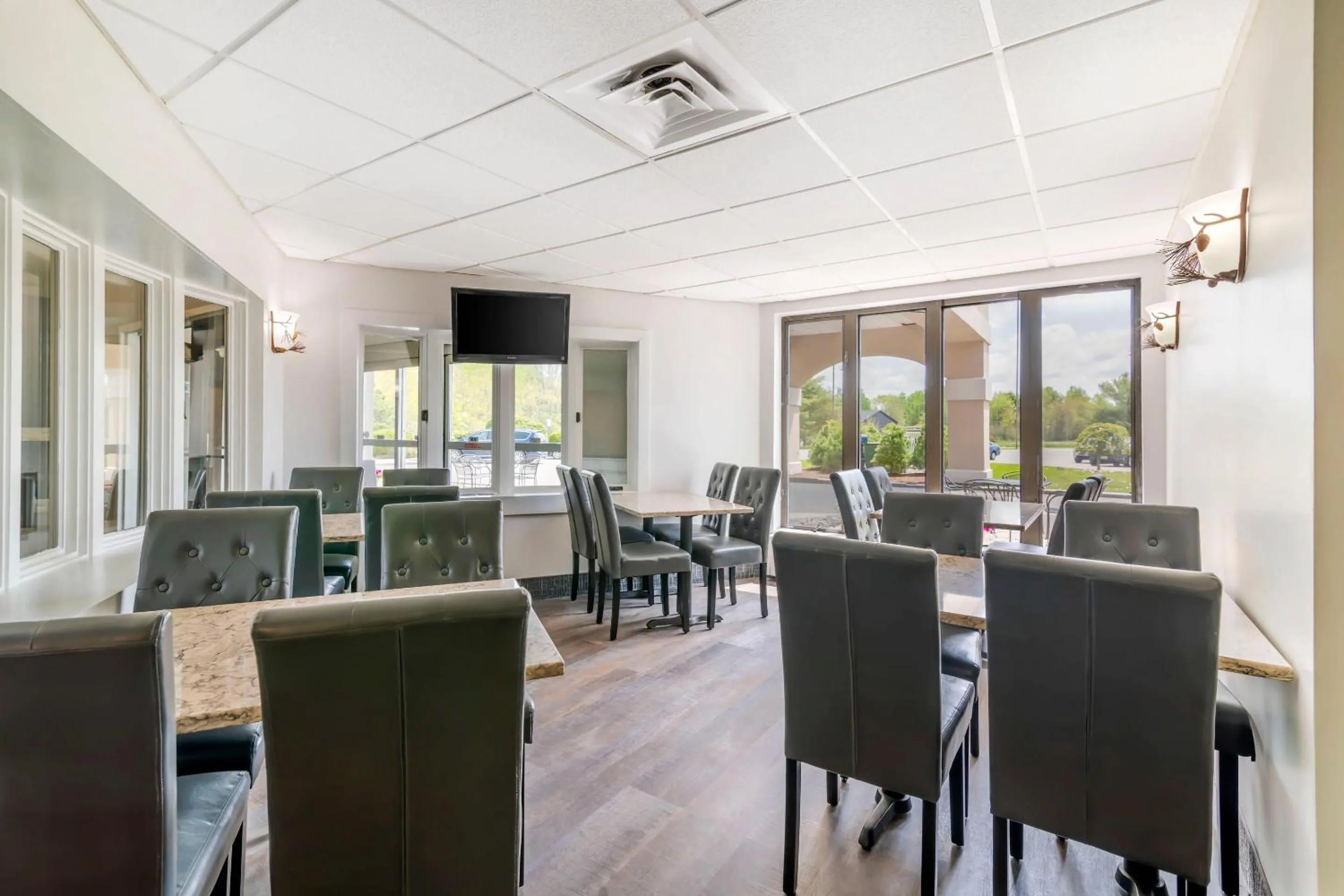 Breakfast in Black Bear Inn, an Ascend Collection Hotel