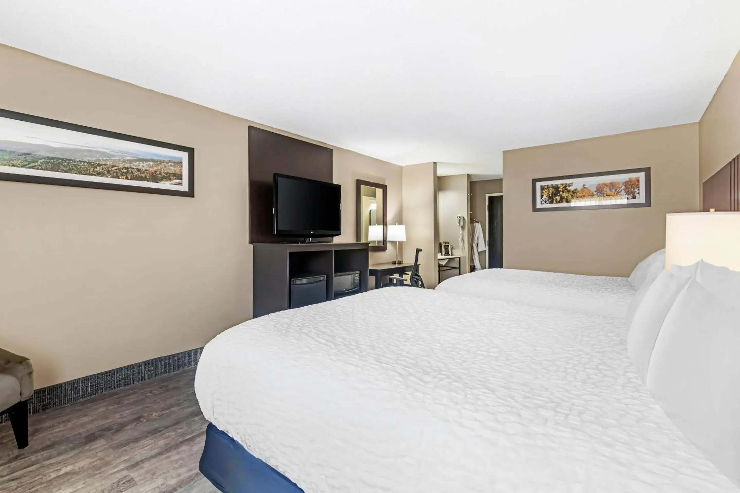 Bedroom, Bed in Black Bear Inn, an Ascend Collection Hotel Bedroom, Bed in Black Bear Inn, an Ascend Collection Hotel